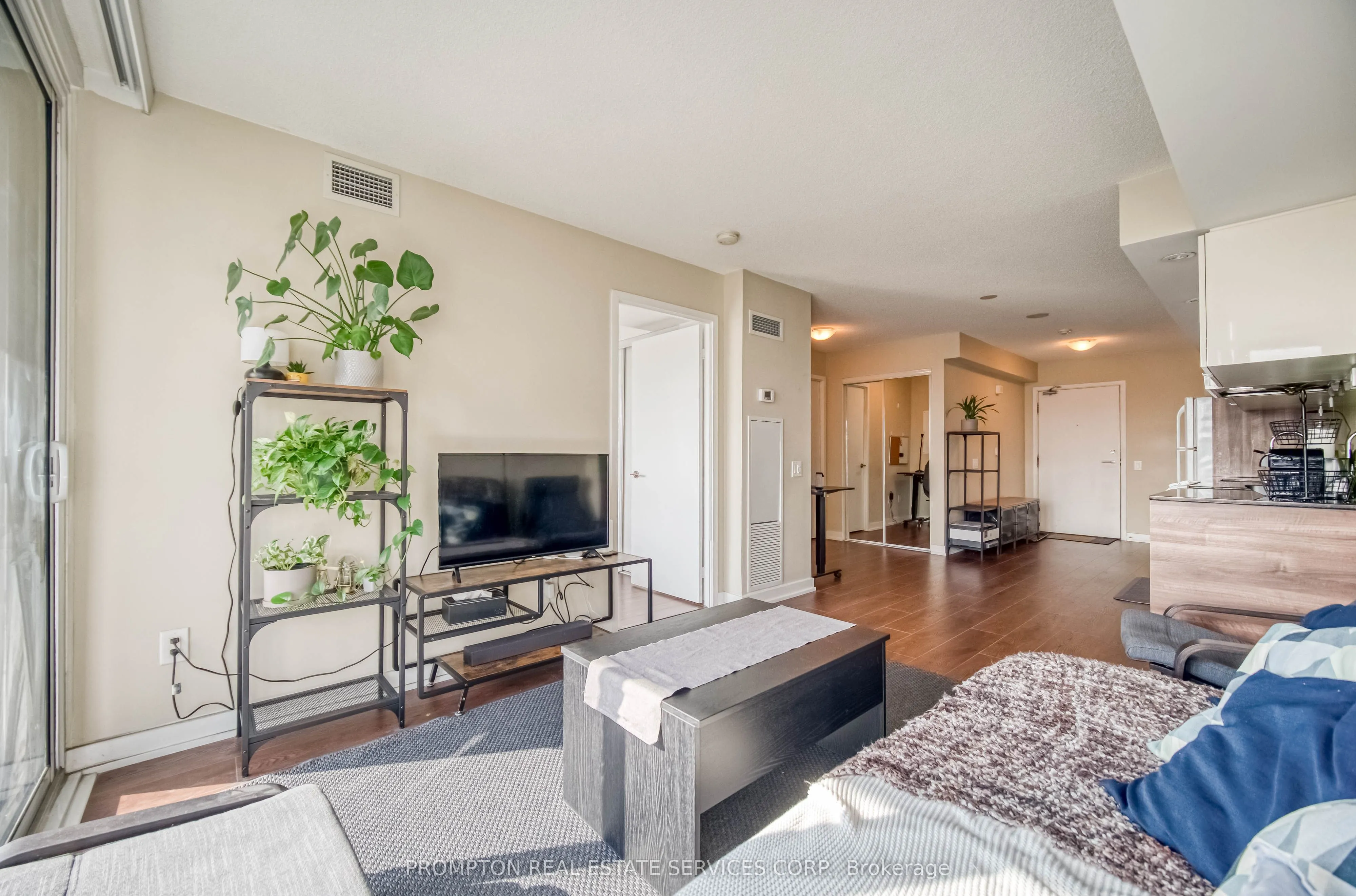 121 Mcmahon Drive, #807