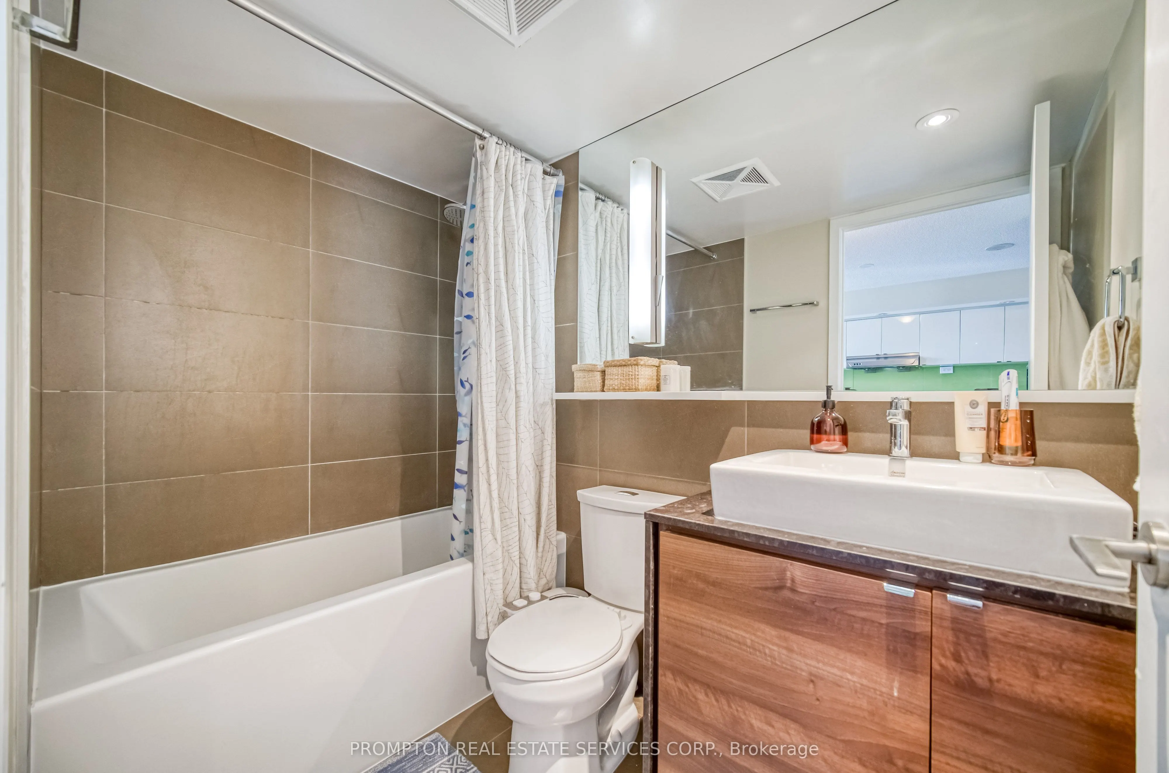 121 Mcmahon Drive, #807