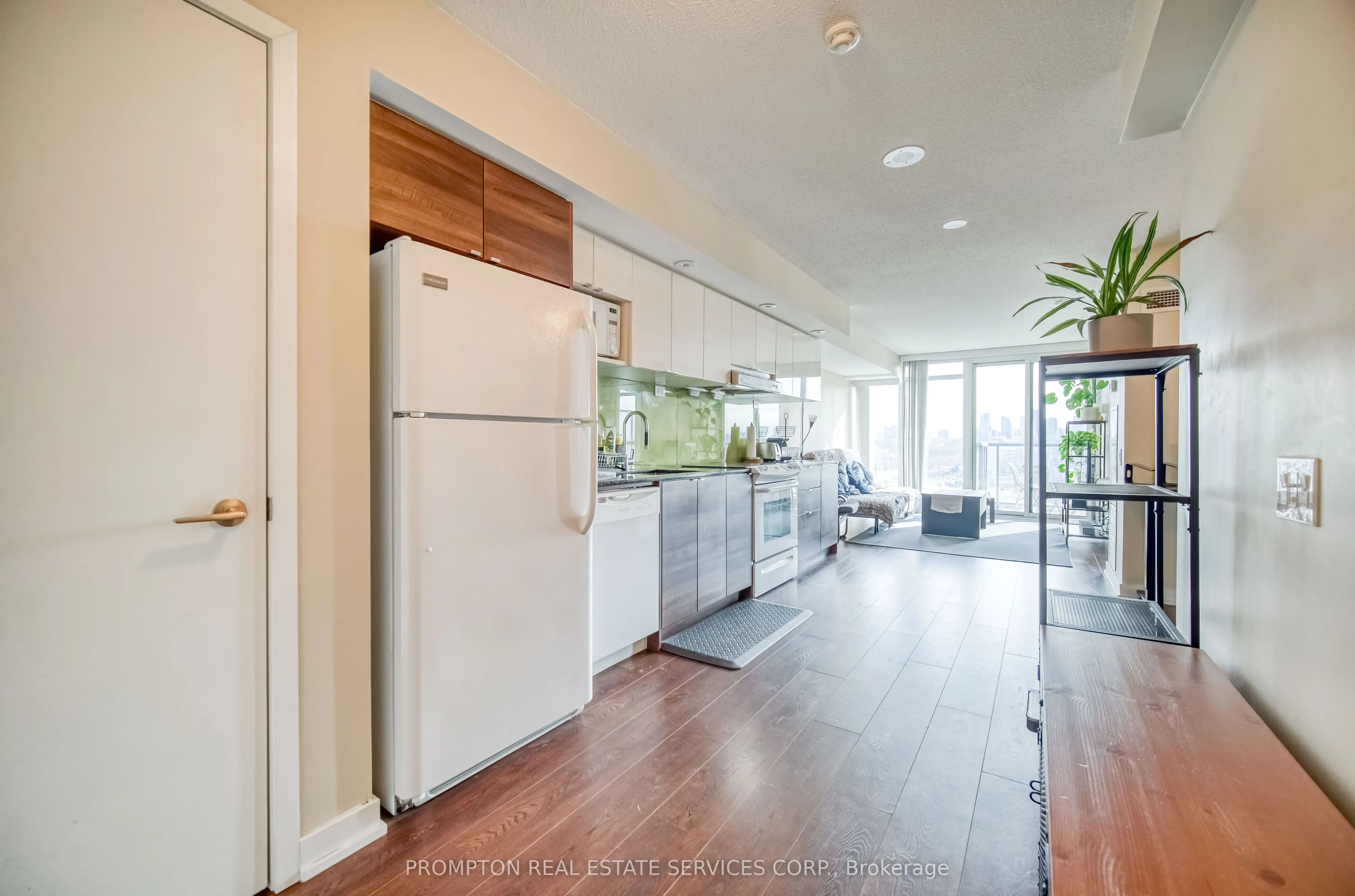 121 Mcmahon Drive, #807