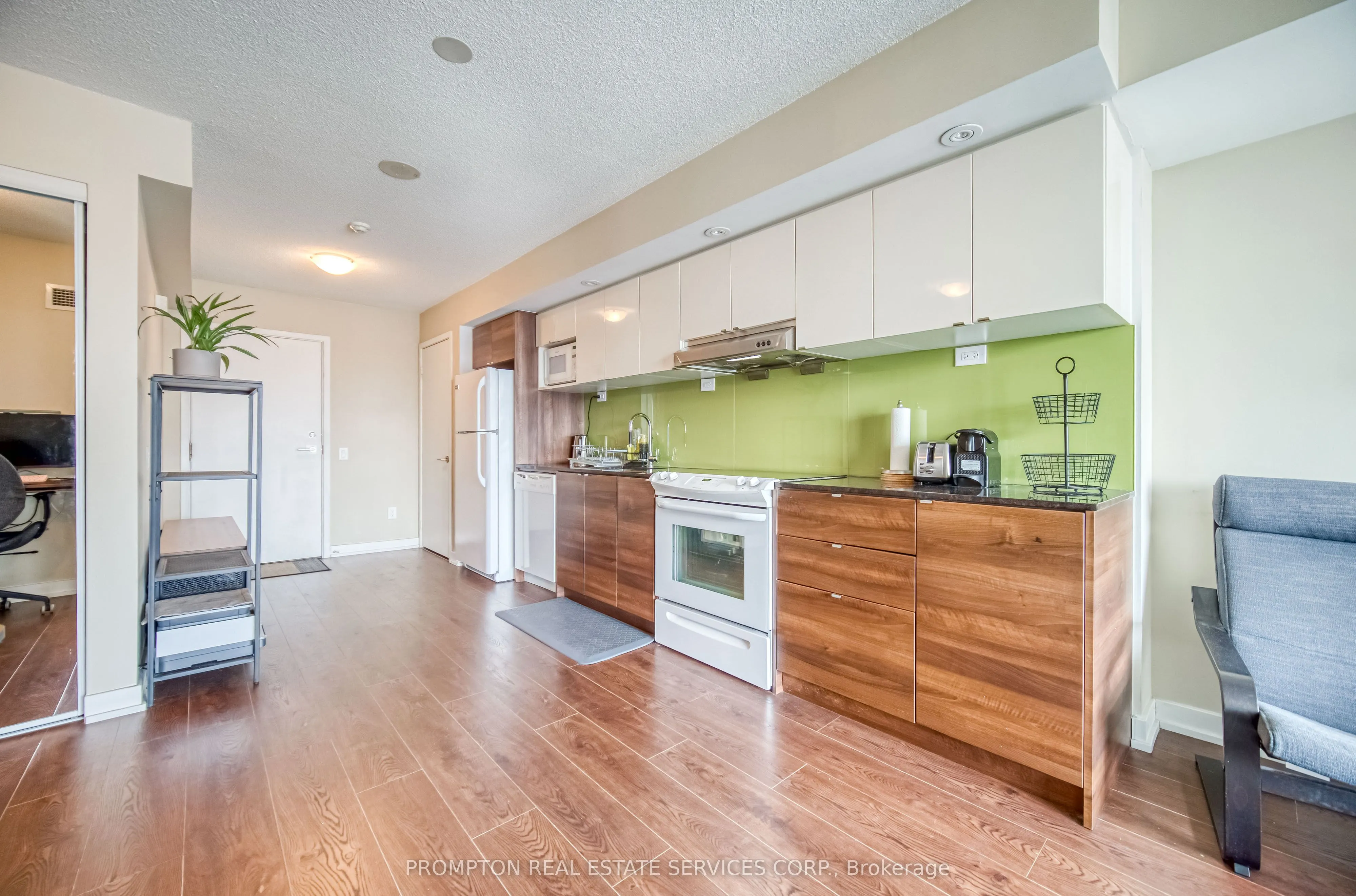 121 Mcmahon Drive, #807