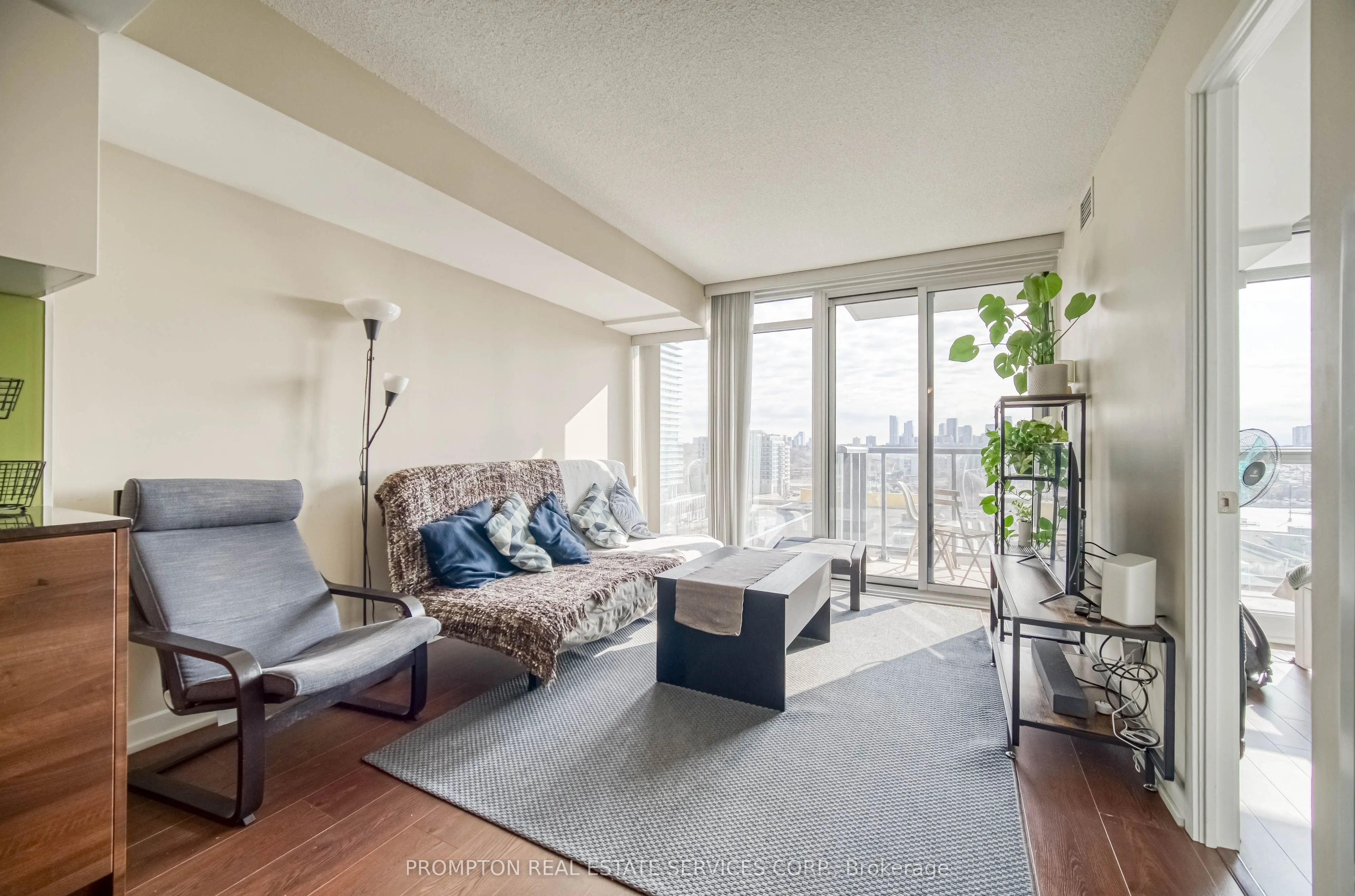 121 Mcmahon Drive, #807