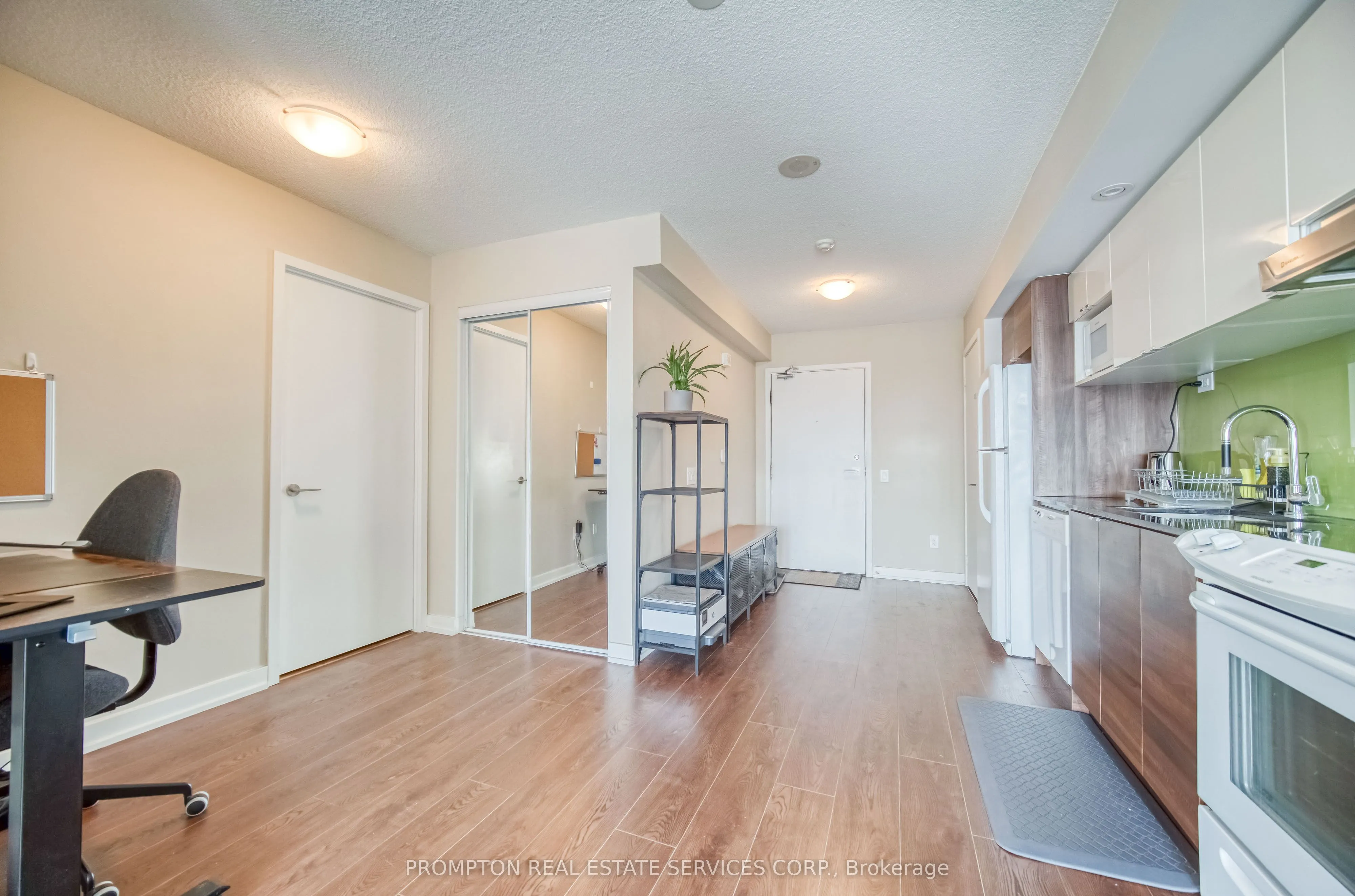 121 Mcmahon Drive, #807