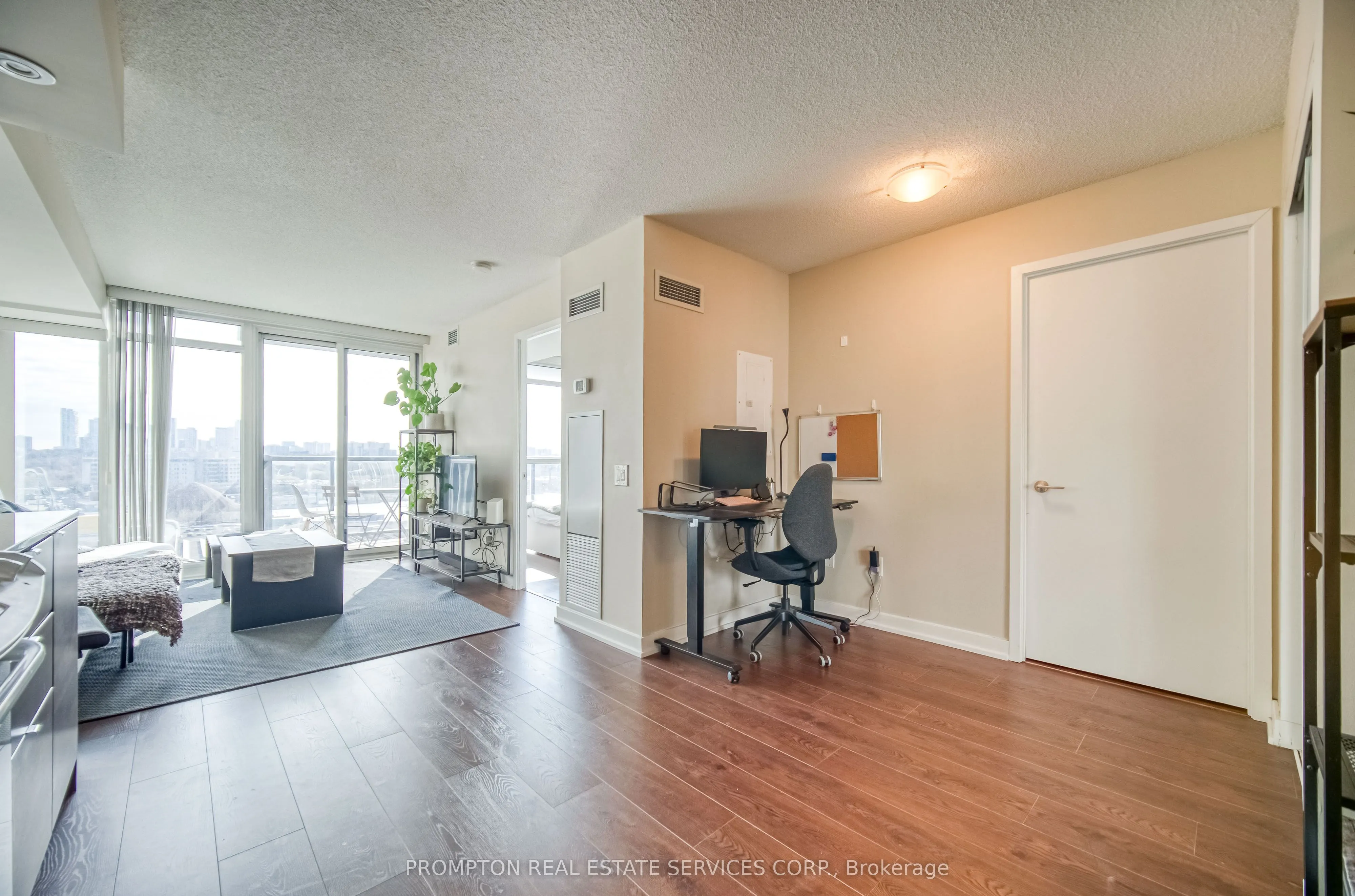 121 Mcmahon Drive, #807