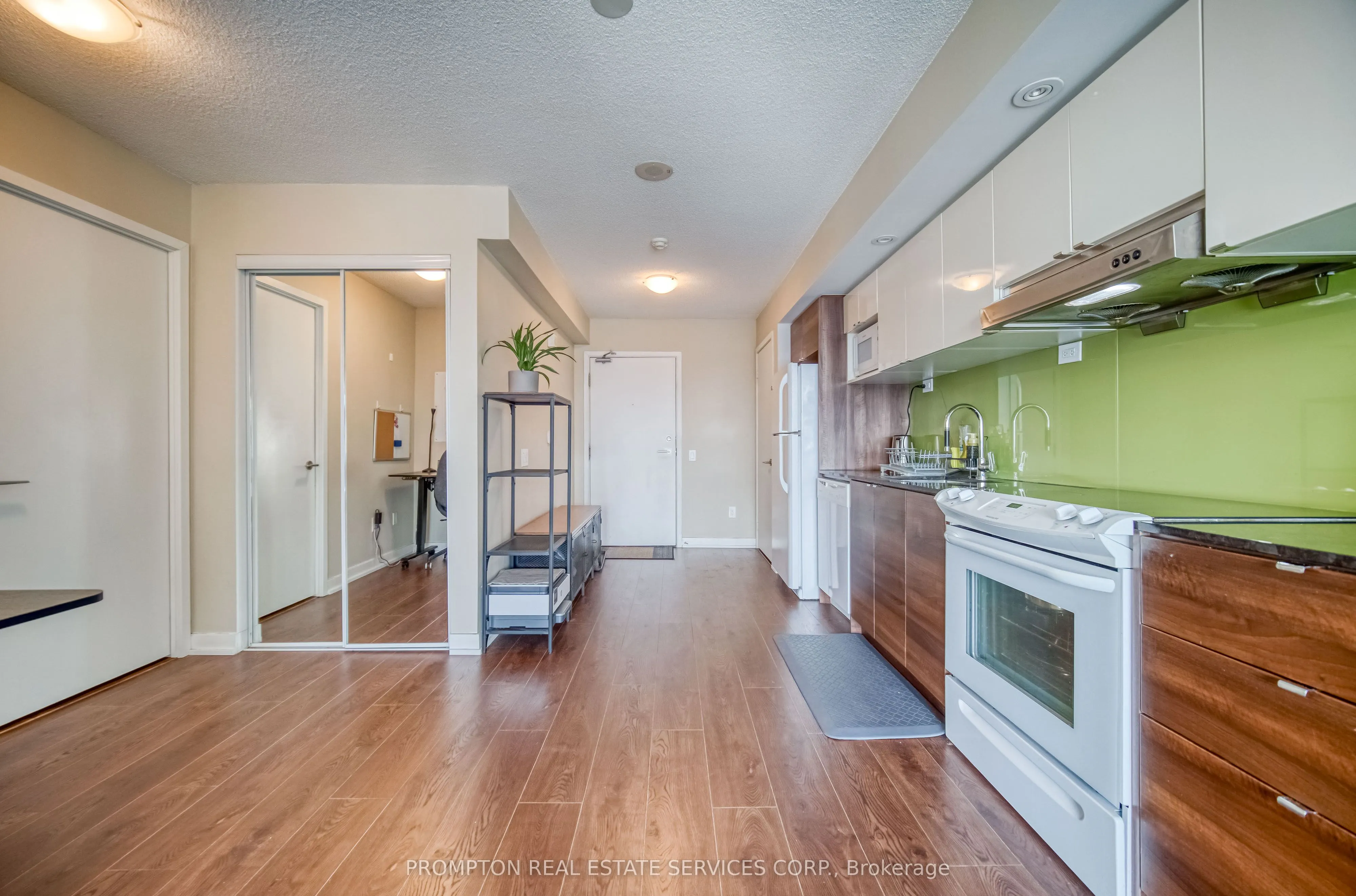 121 Mcmahon Drive, #807