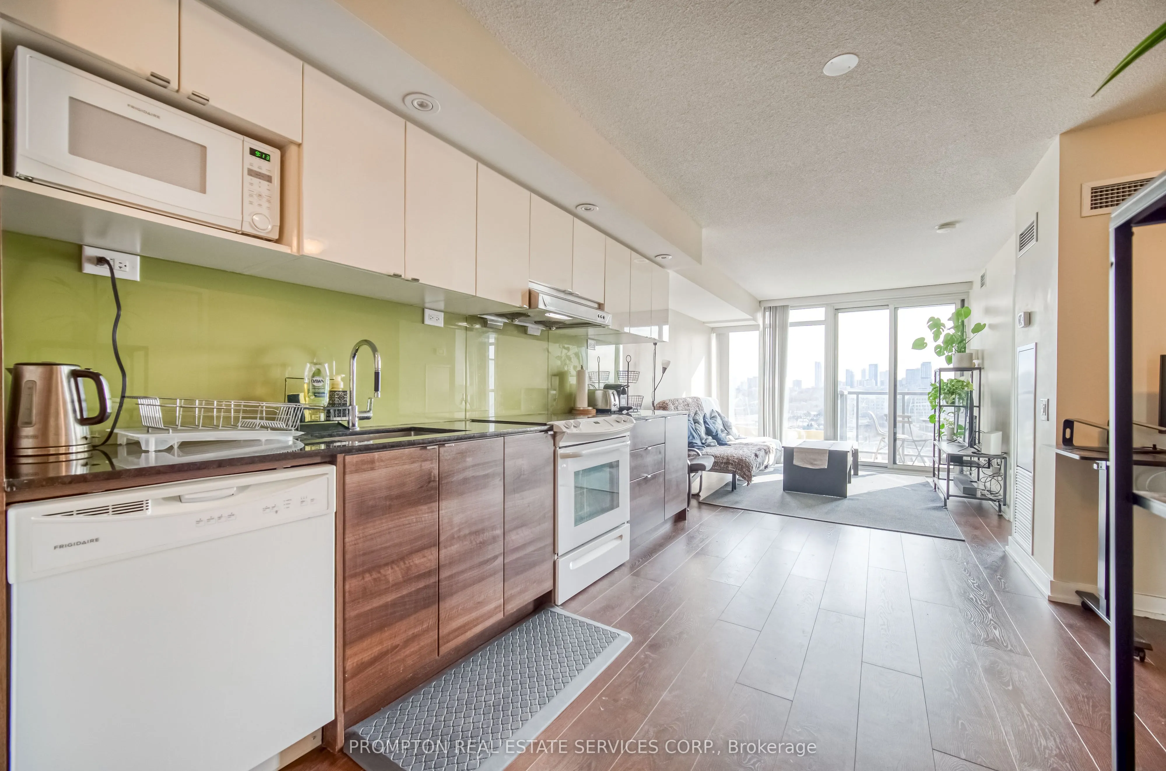 121 Mcmahon Drive, #807