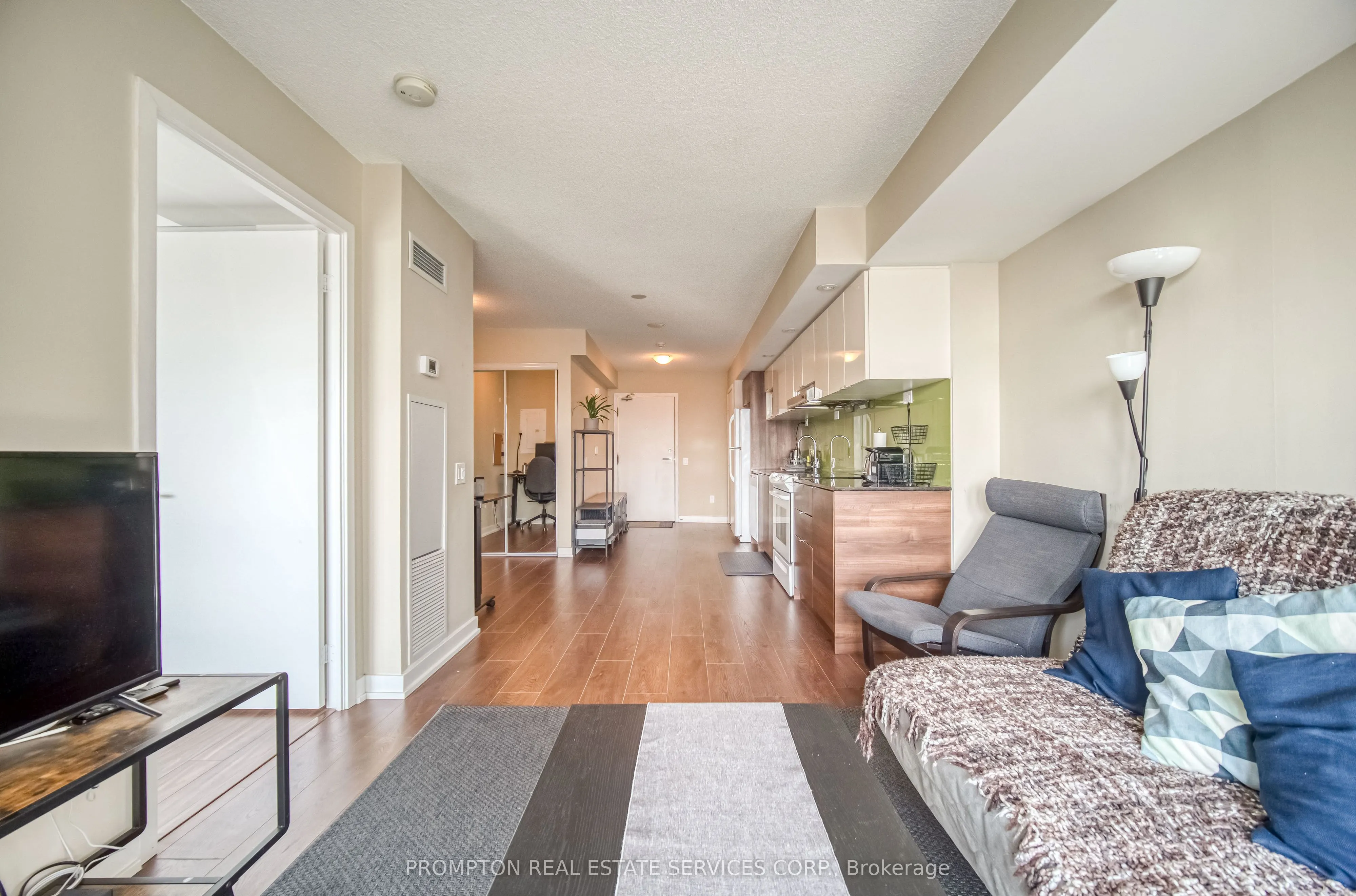 121 Mcmahon Drive, #807