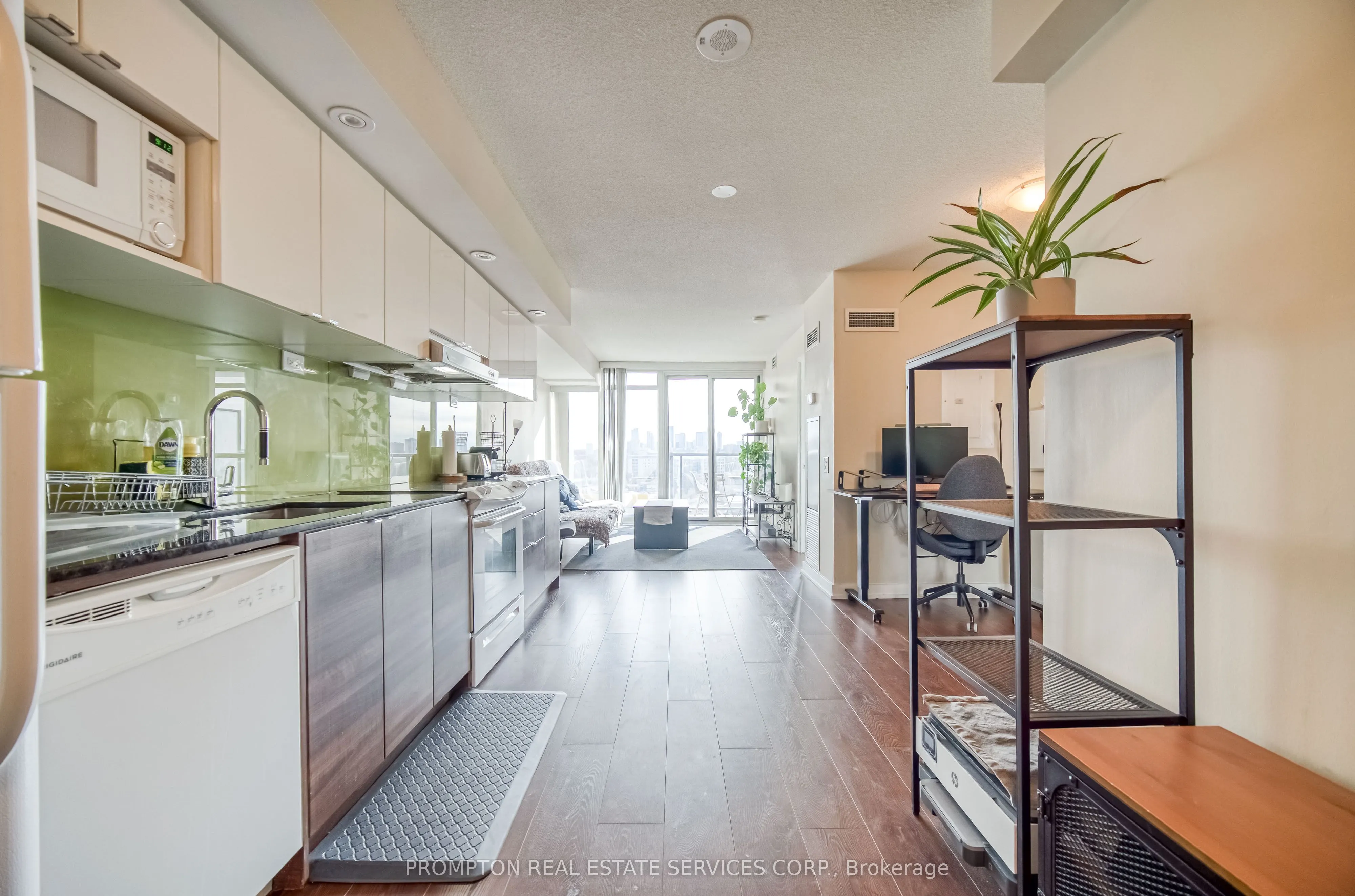 121 Mcmahon Drive, #807
