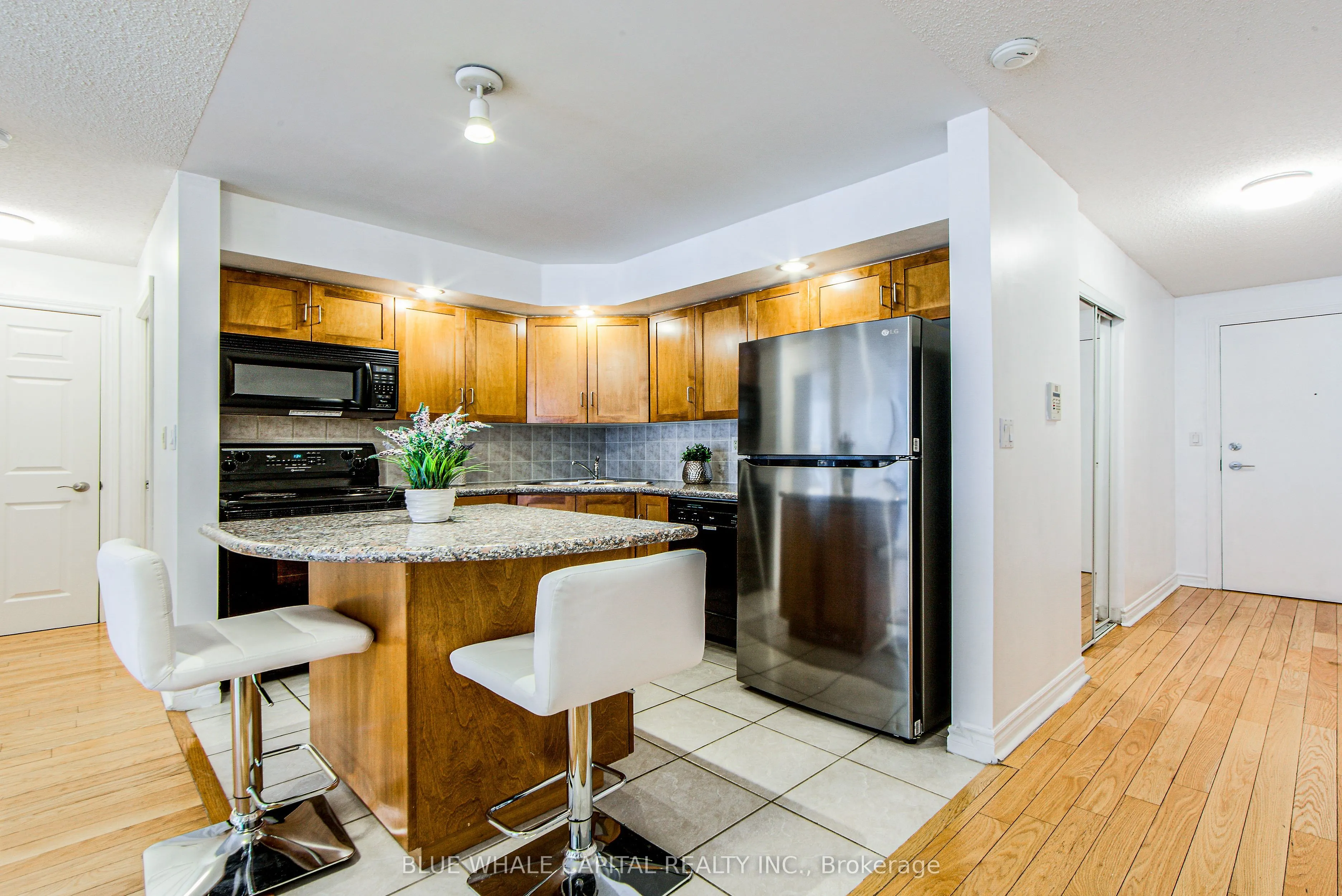 270 Wellington Street W, #1025