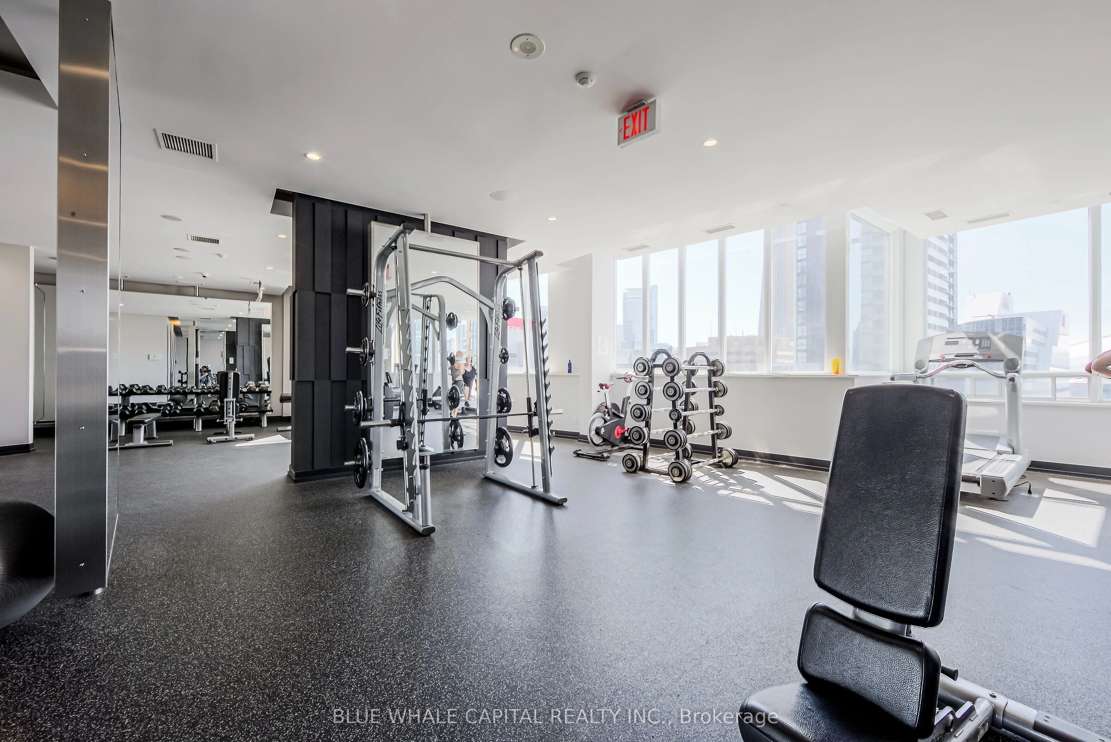 270 Wellington Street W, #1025