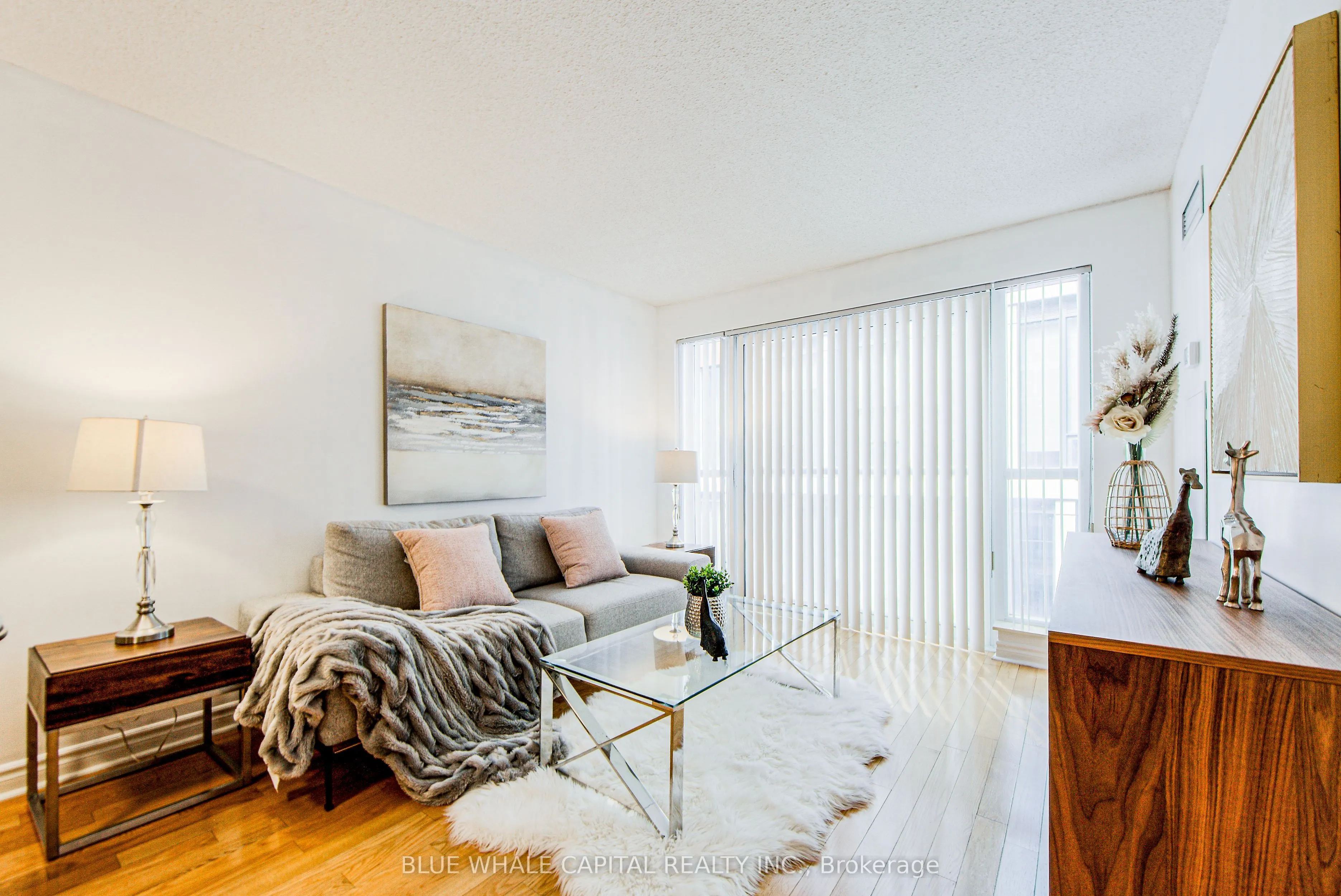 270 Wellington Street W, #1025