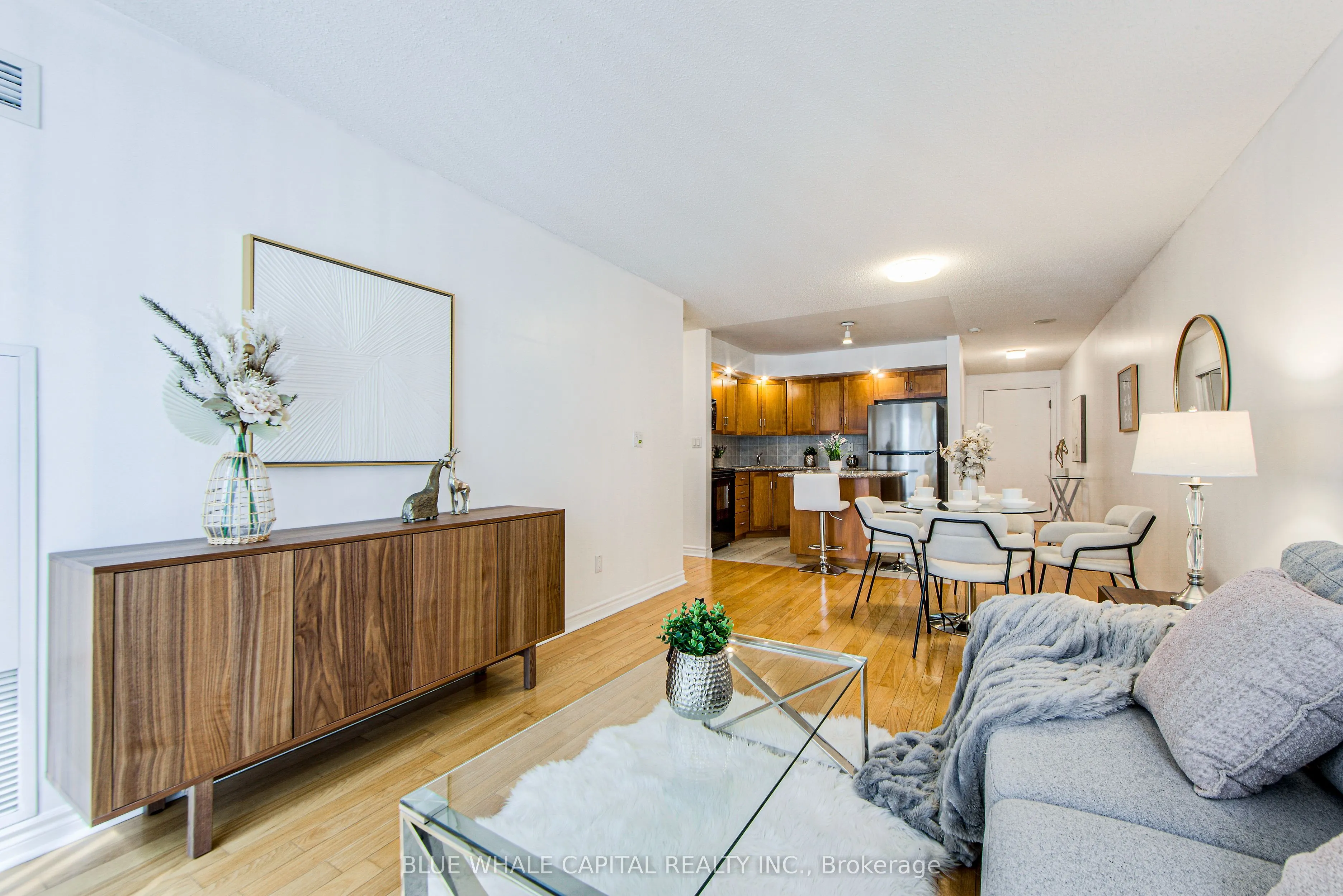 270 Wellington Street W, #1025