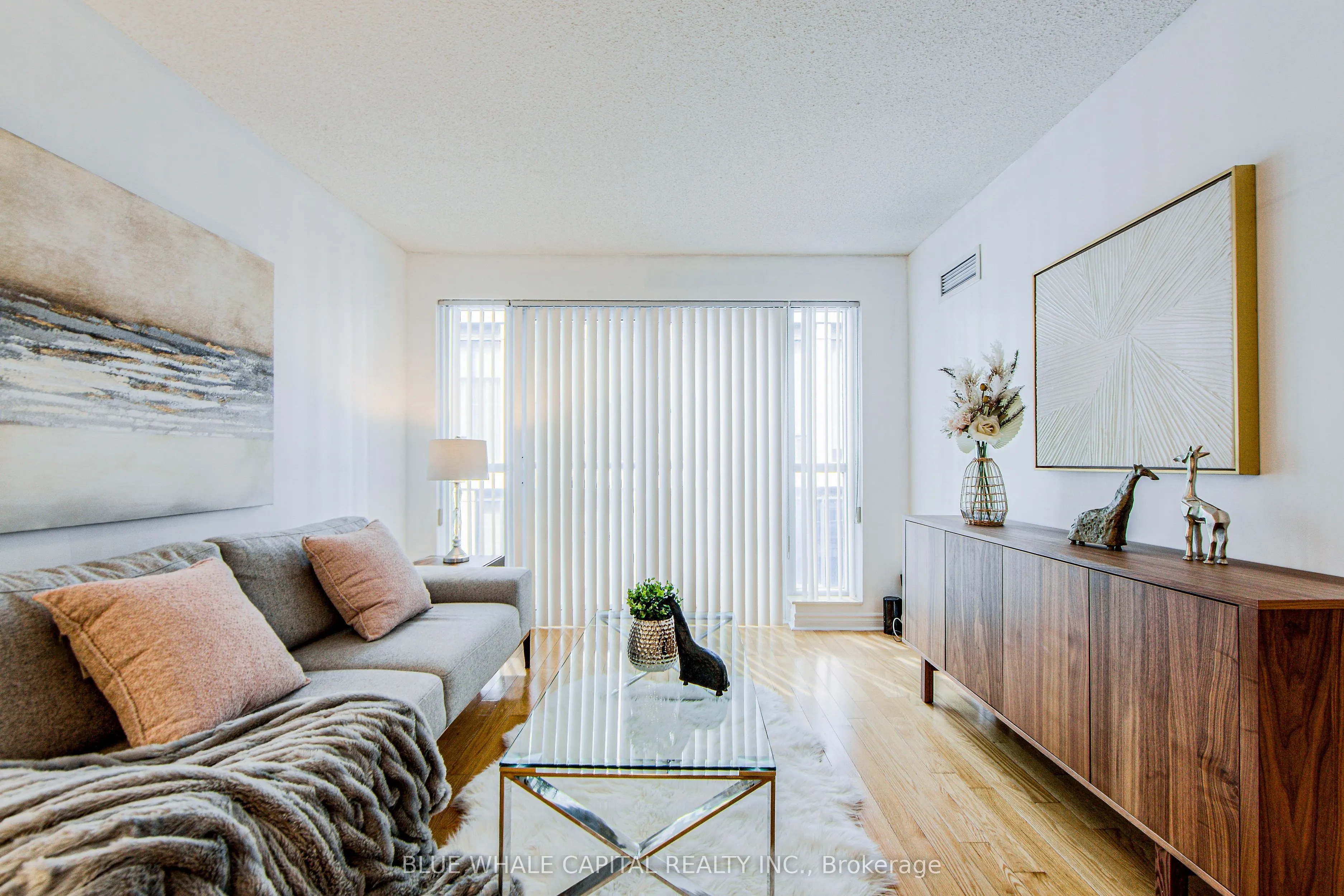 270 Wellington Street W, #1025