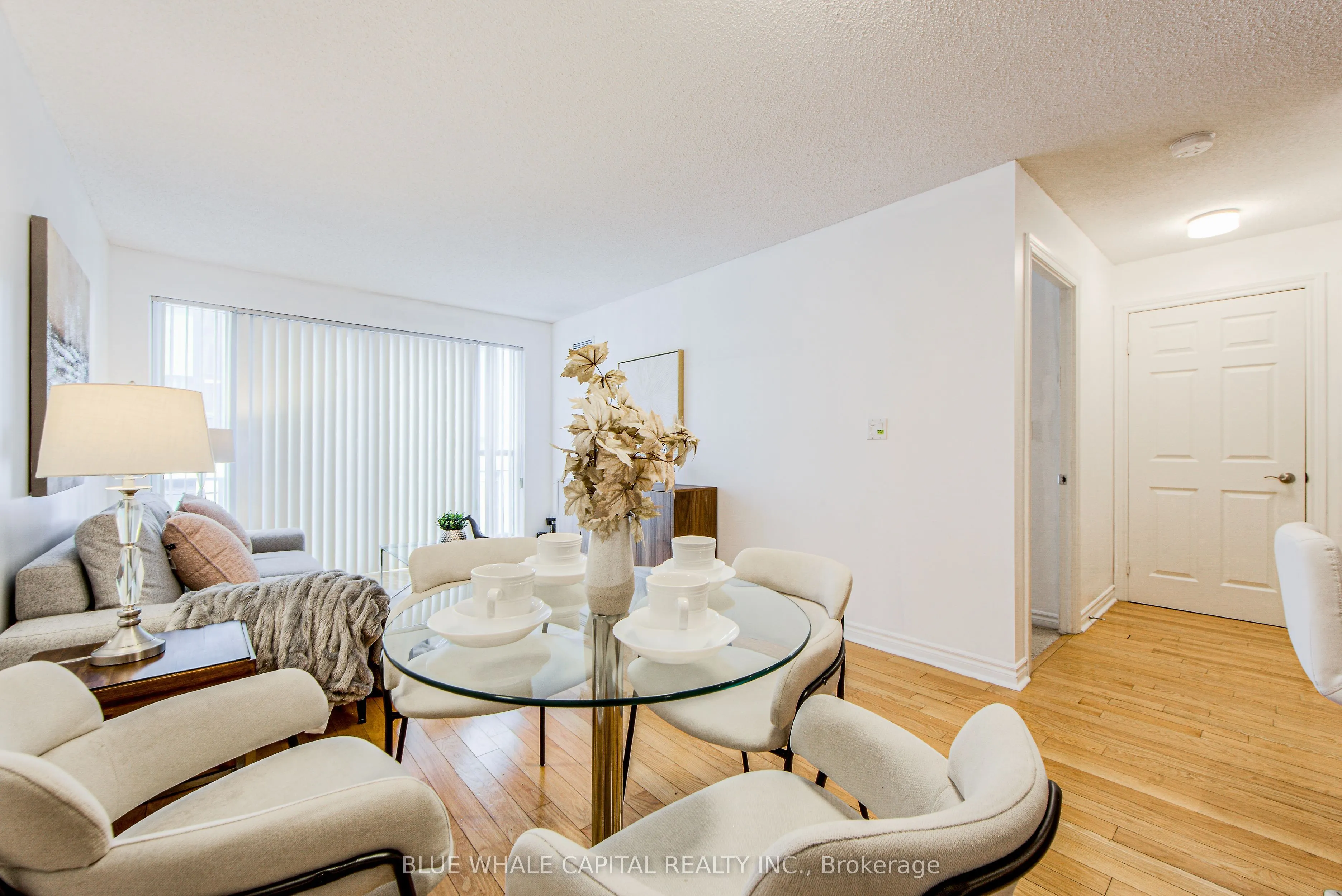 270 Wellington Street W, #1025