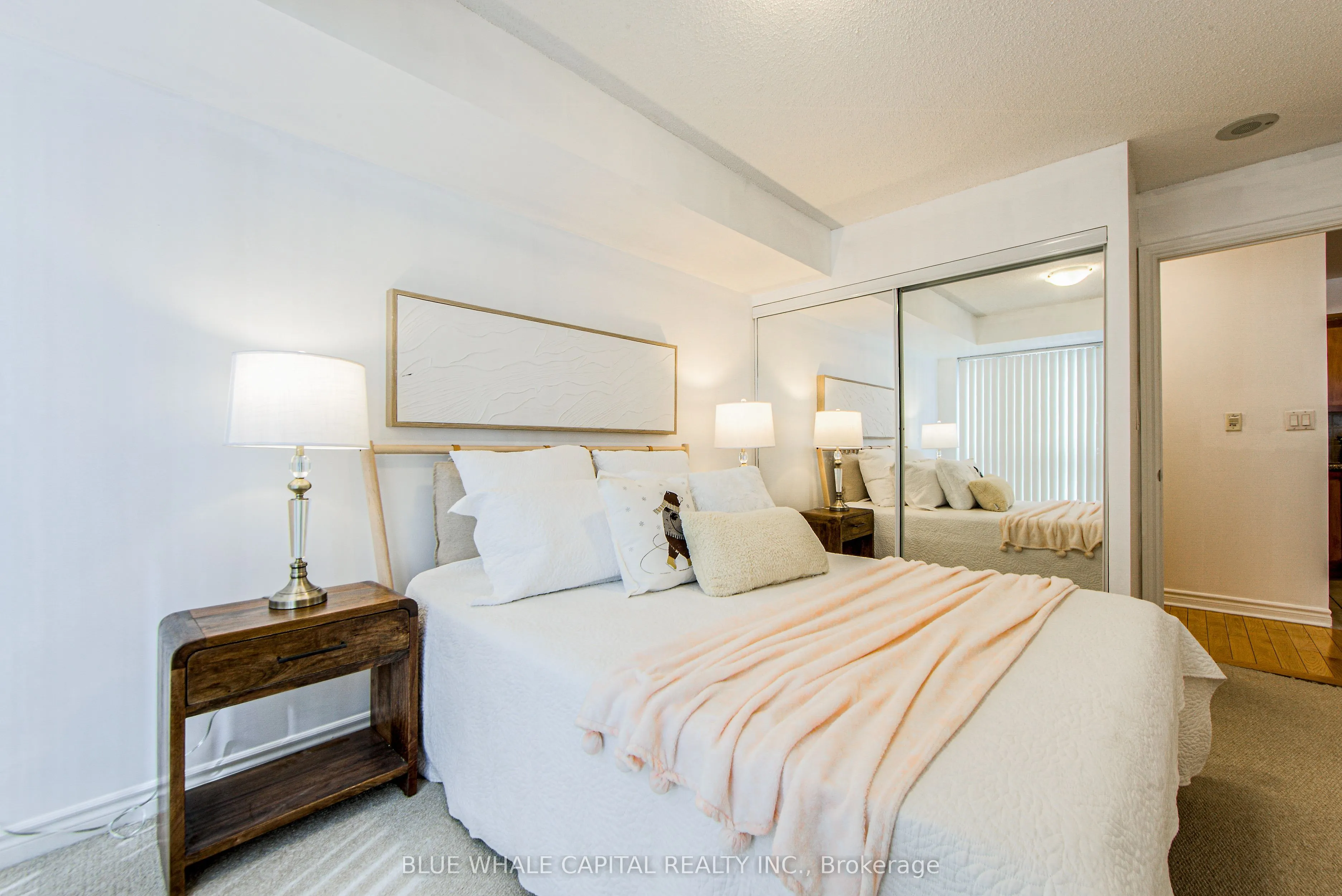 270 Wellington Street W, #1025