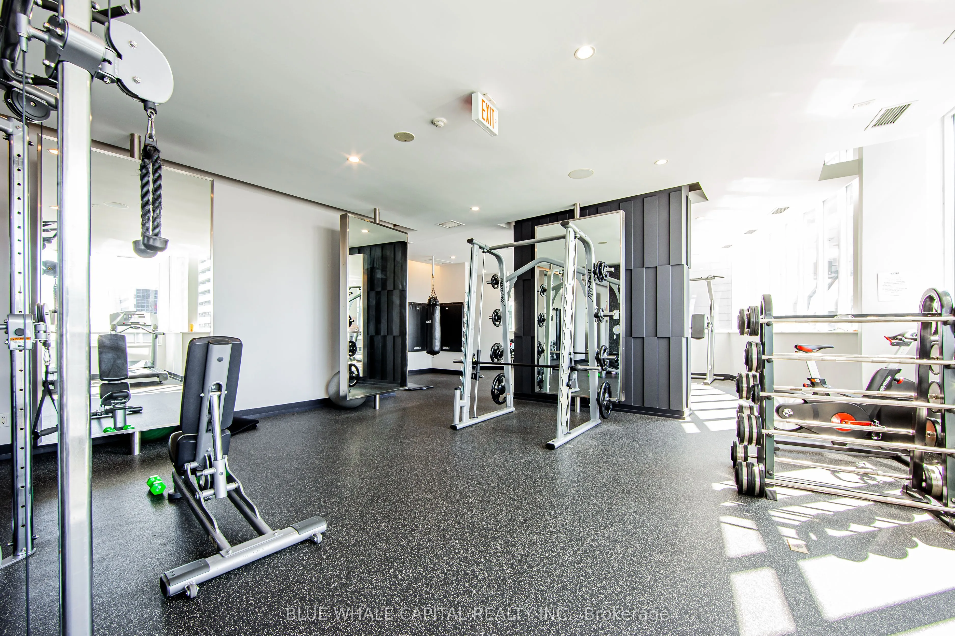 270 Wellington Street W, #1025