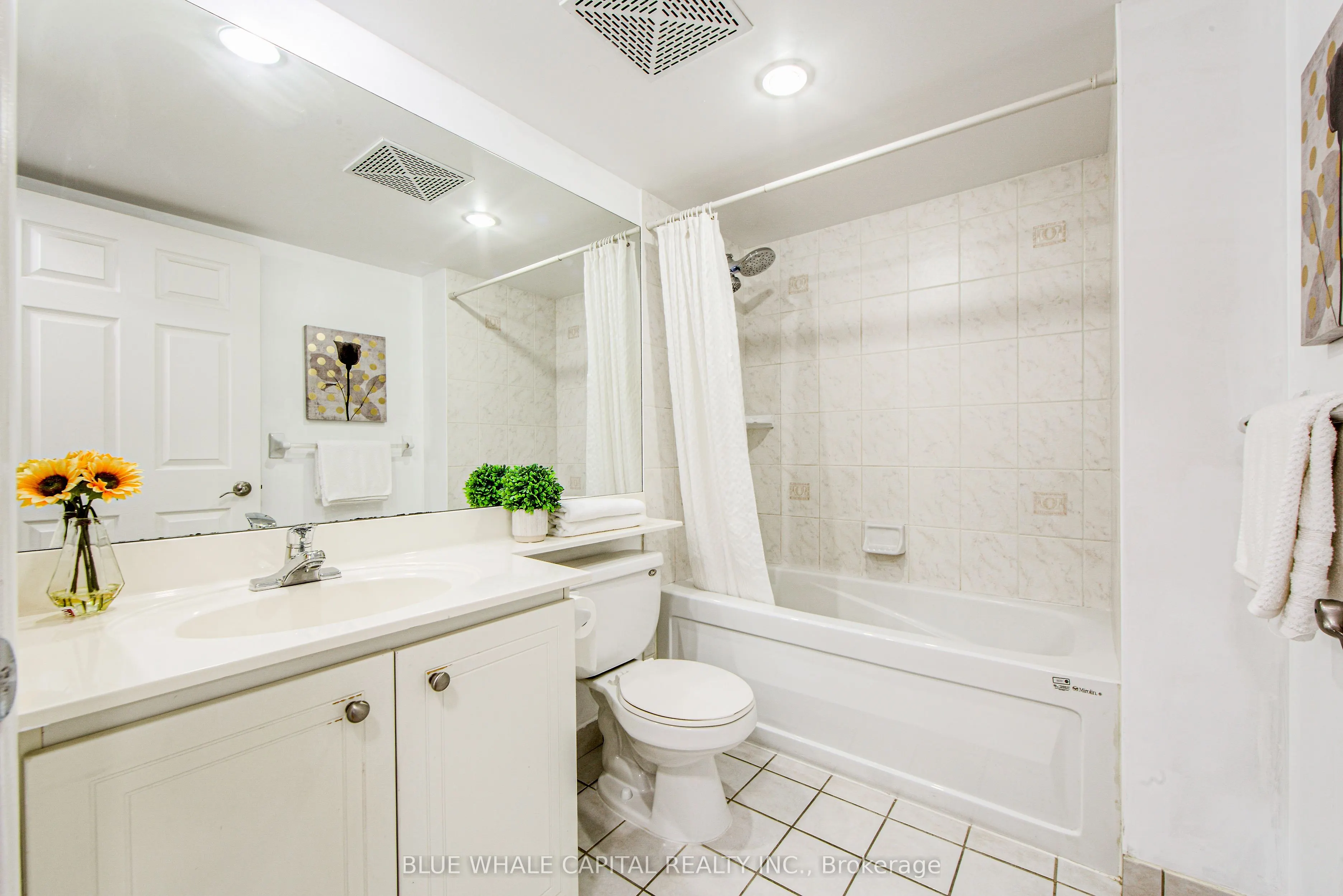 270 Wellington Street W, #1025