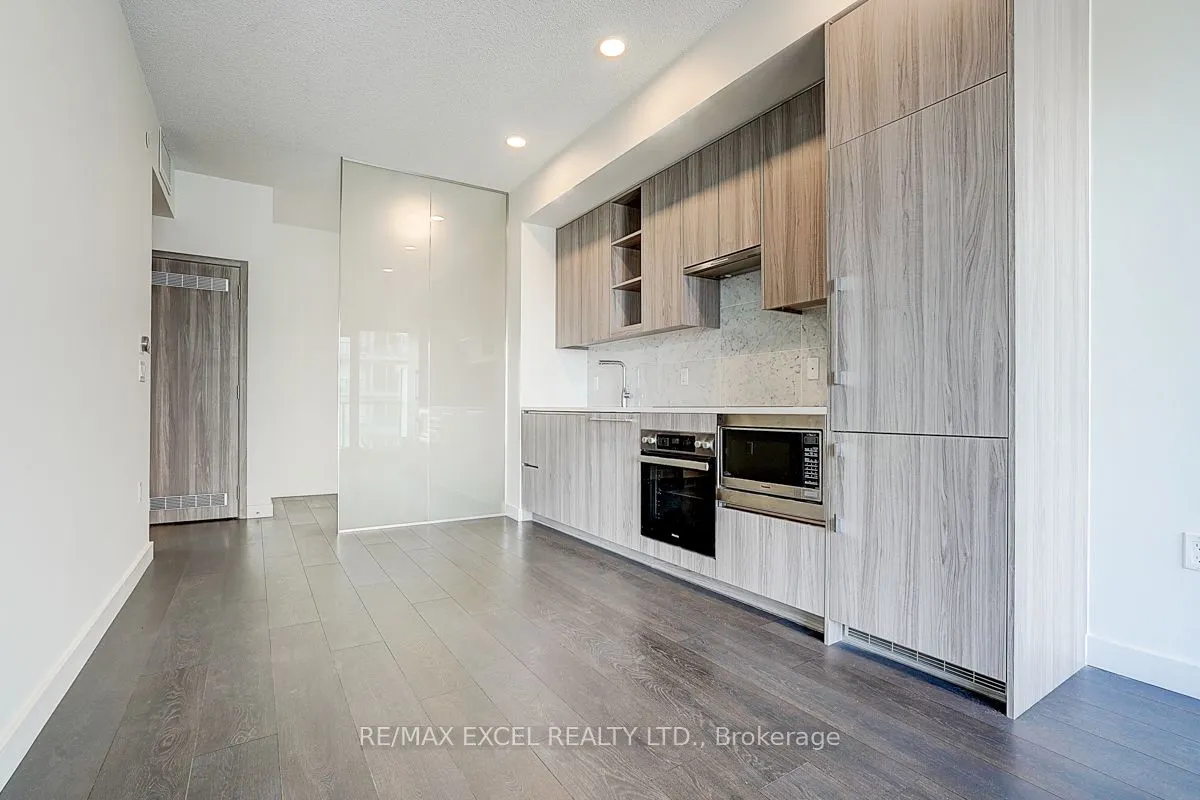 85 McMahon Drive, #2001