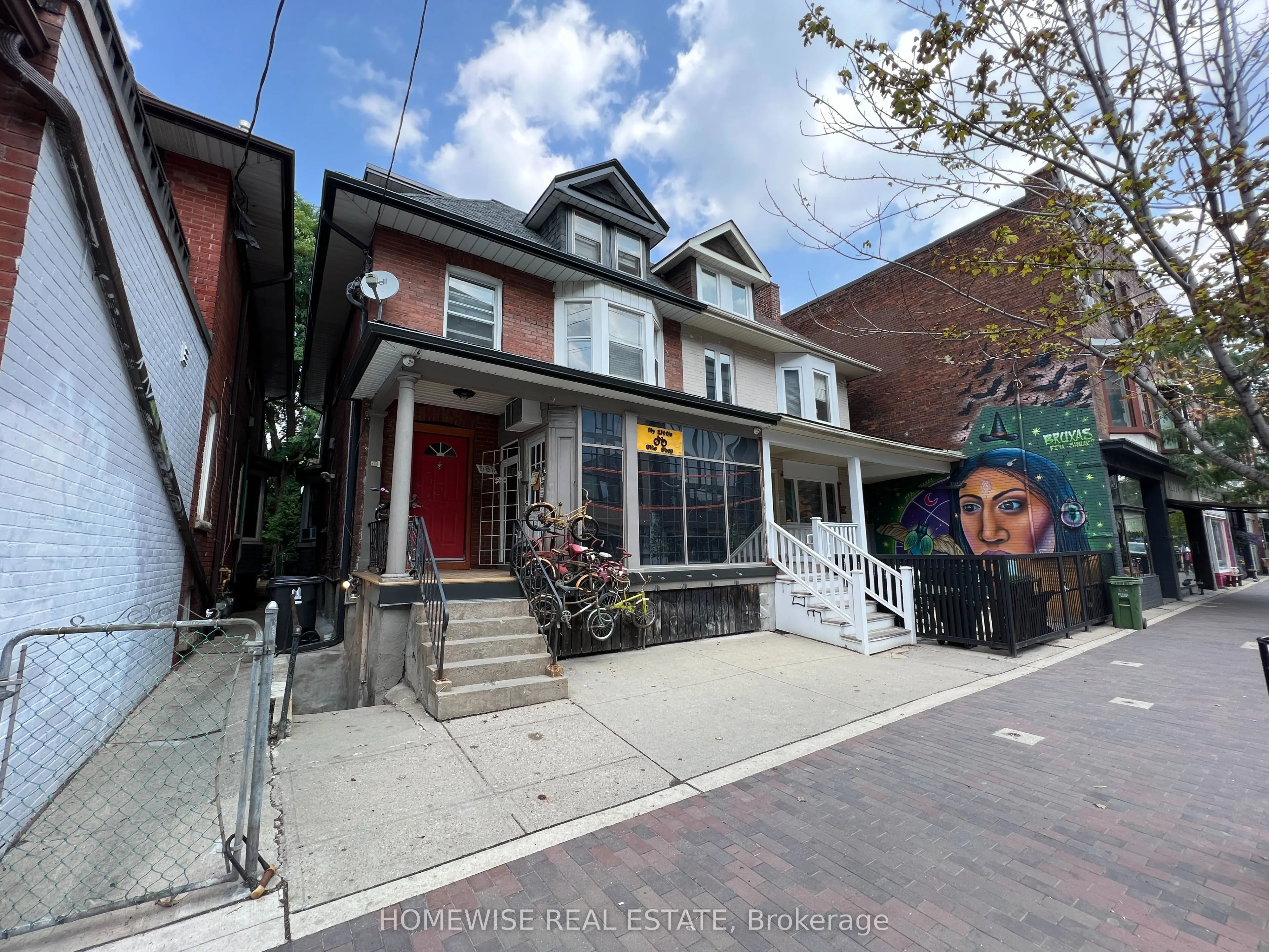 882 College Street, #1
