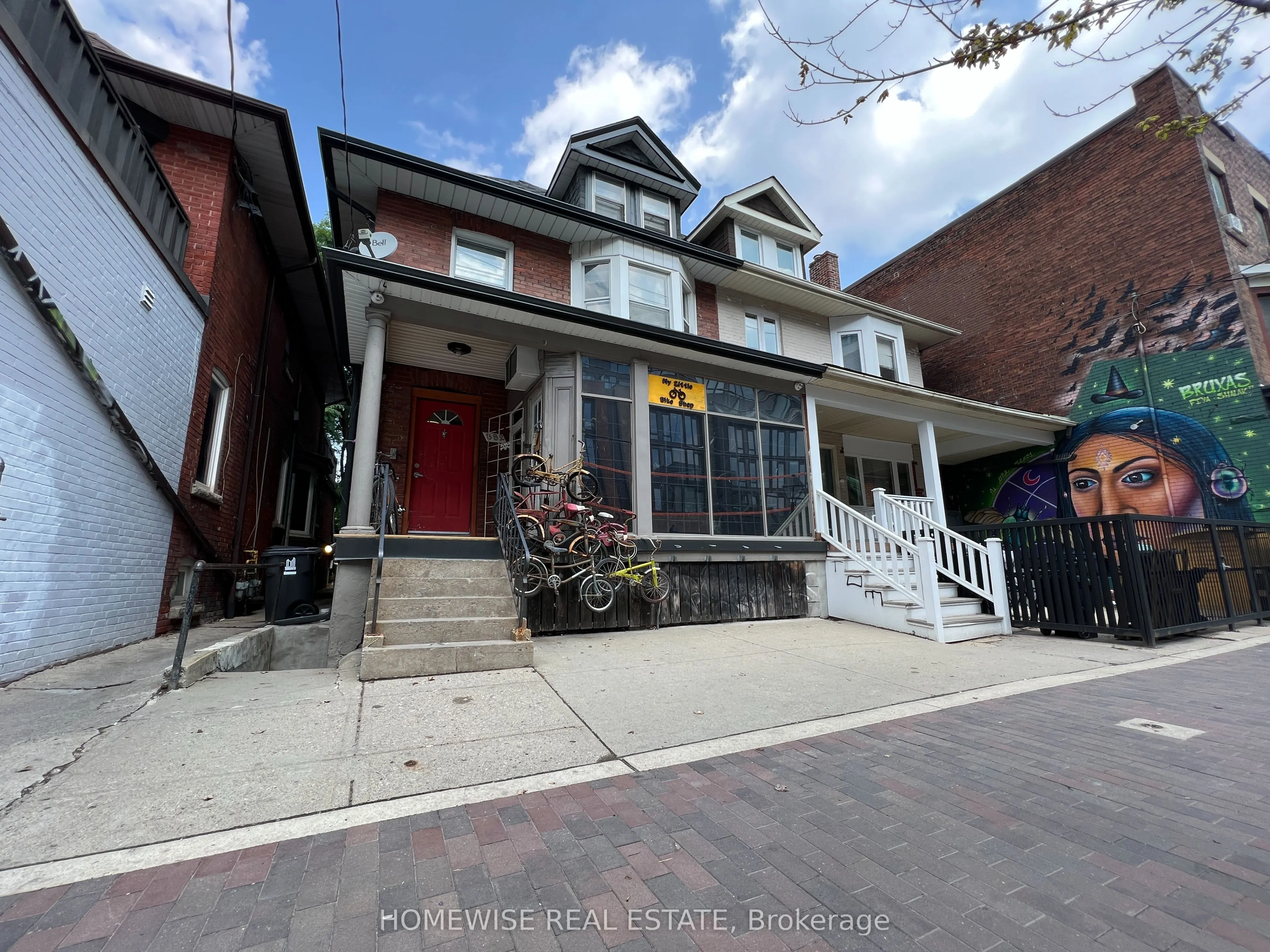 882 College Street, #1