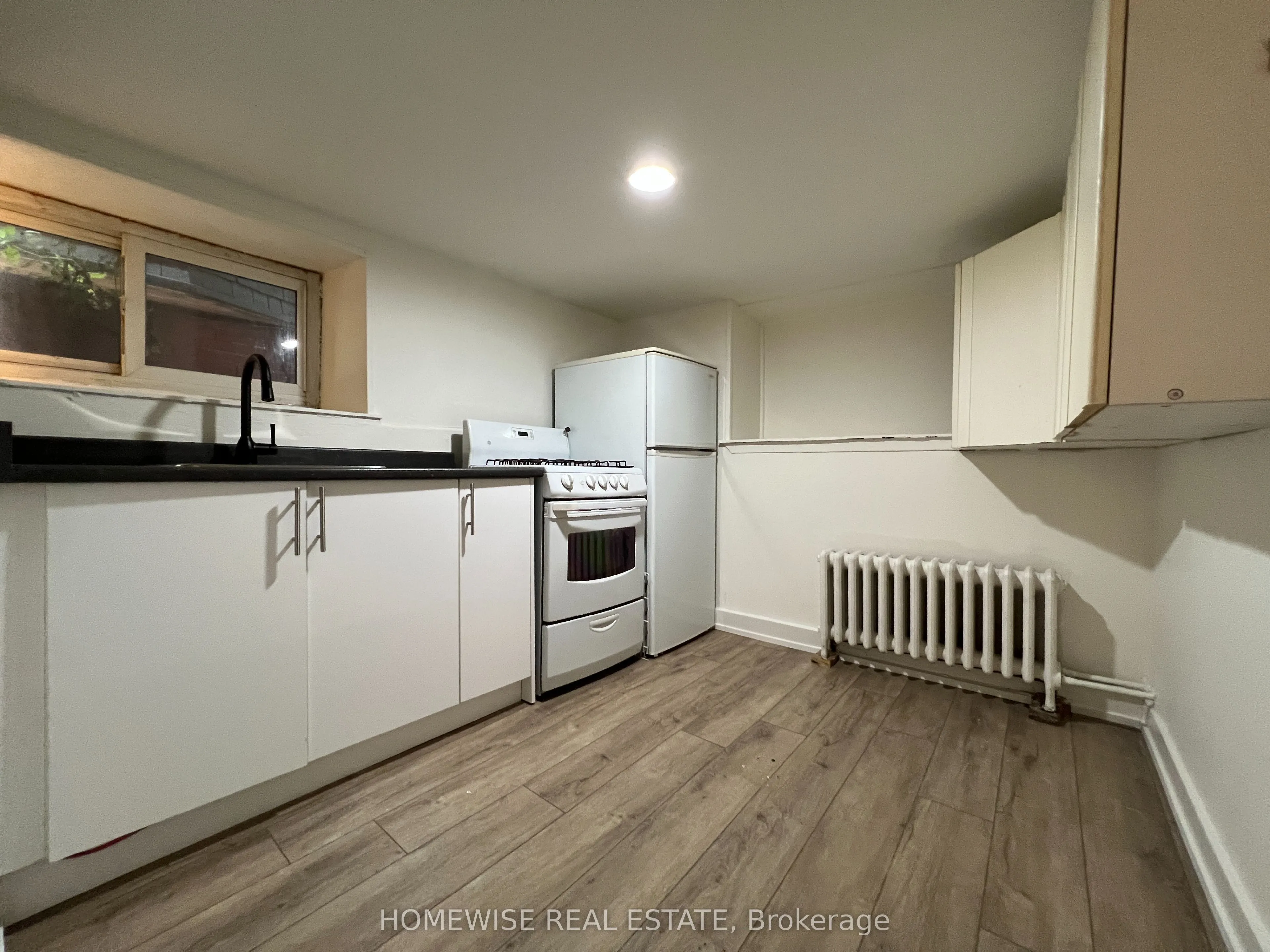 882 College Street, #1