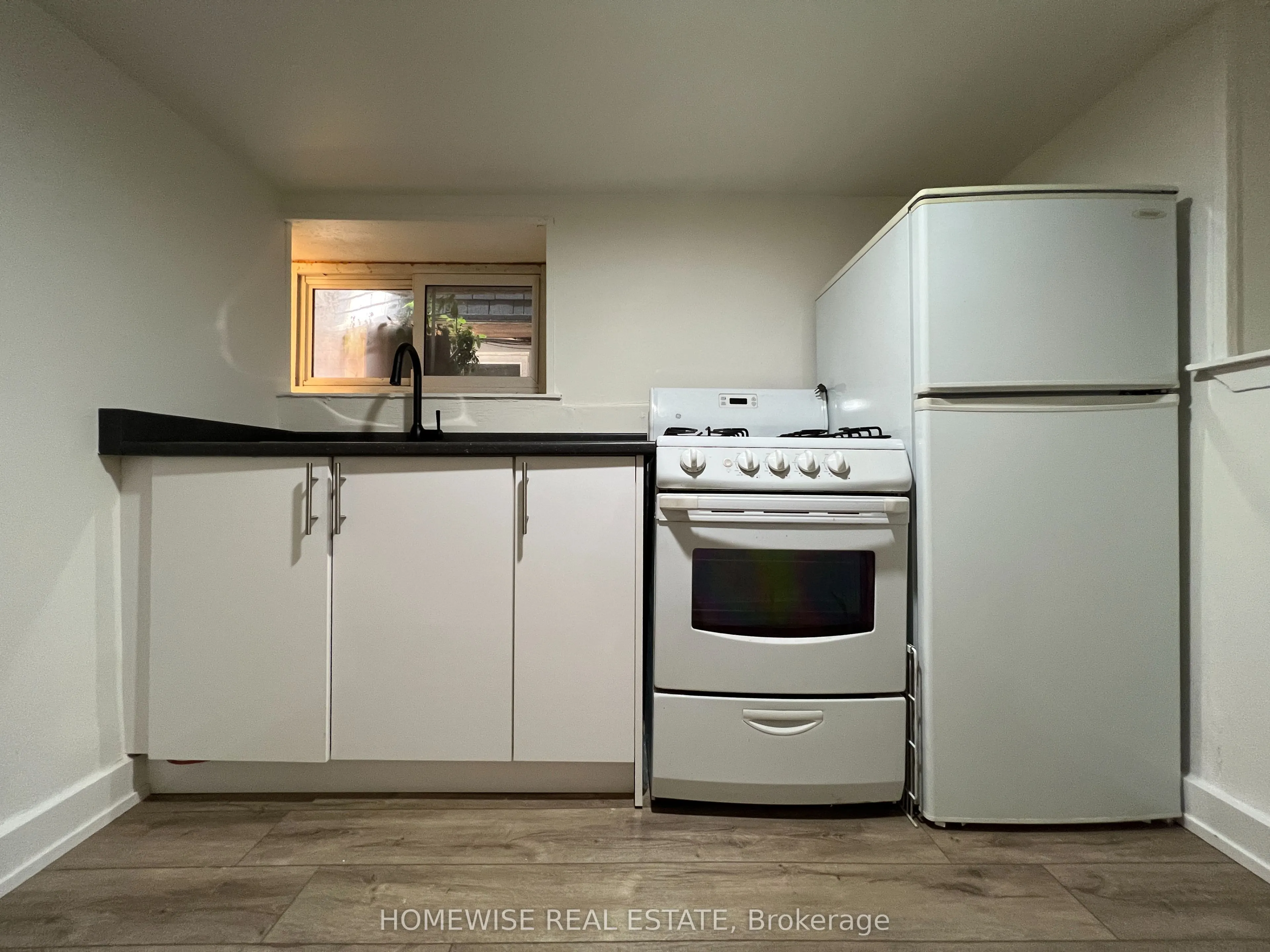 882 College Street, #1