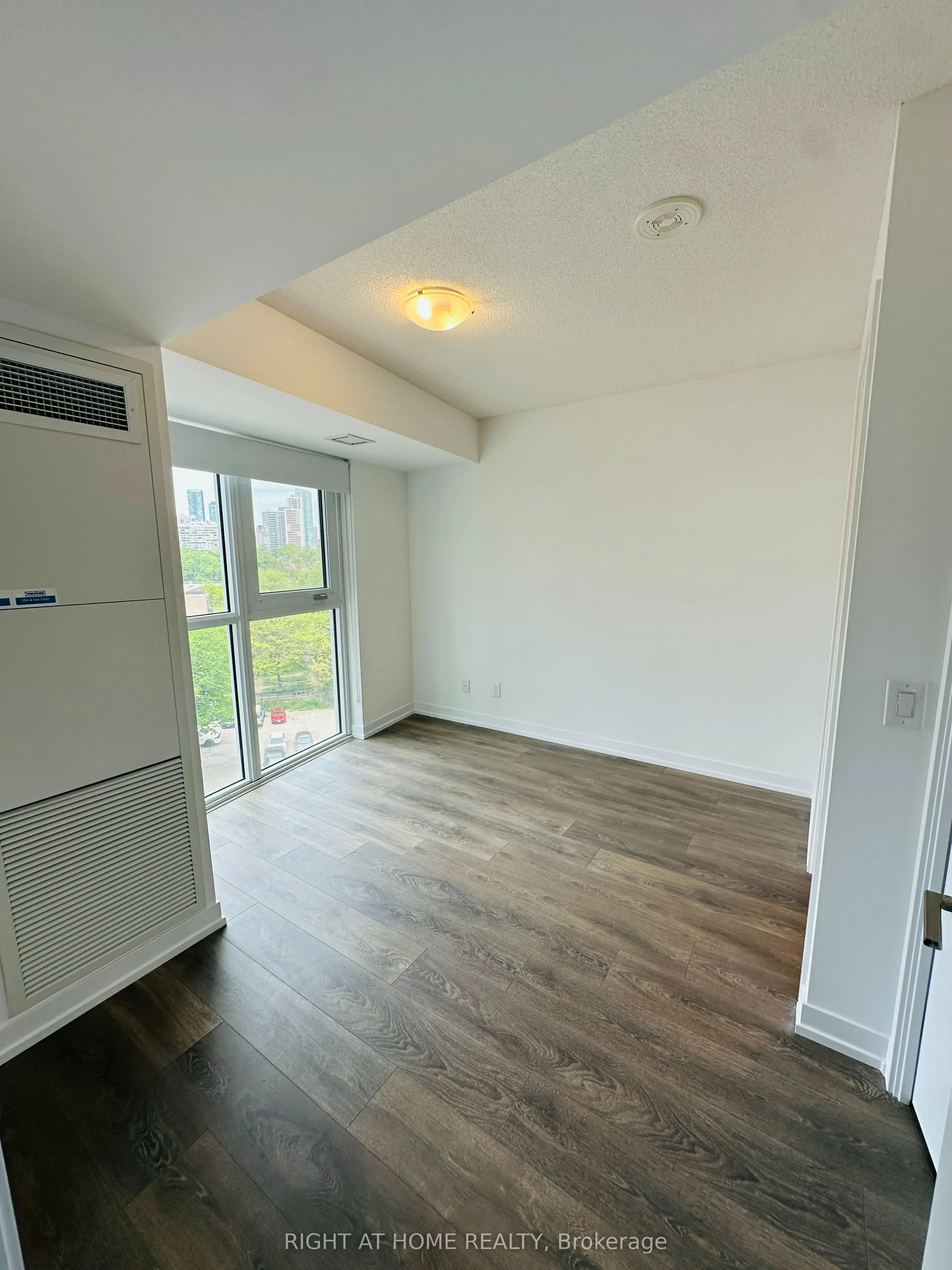 219 Dundas Street E, #809