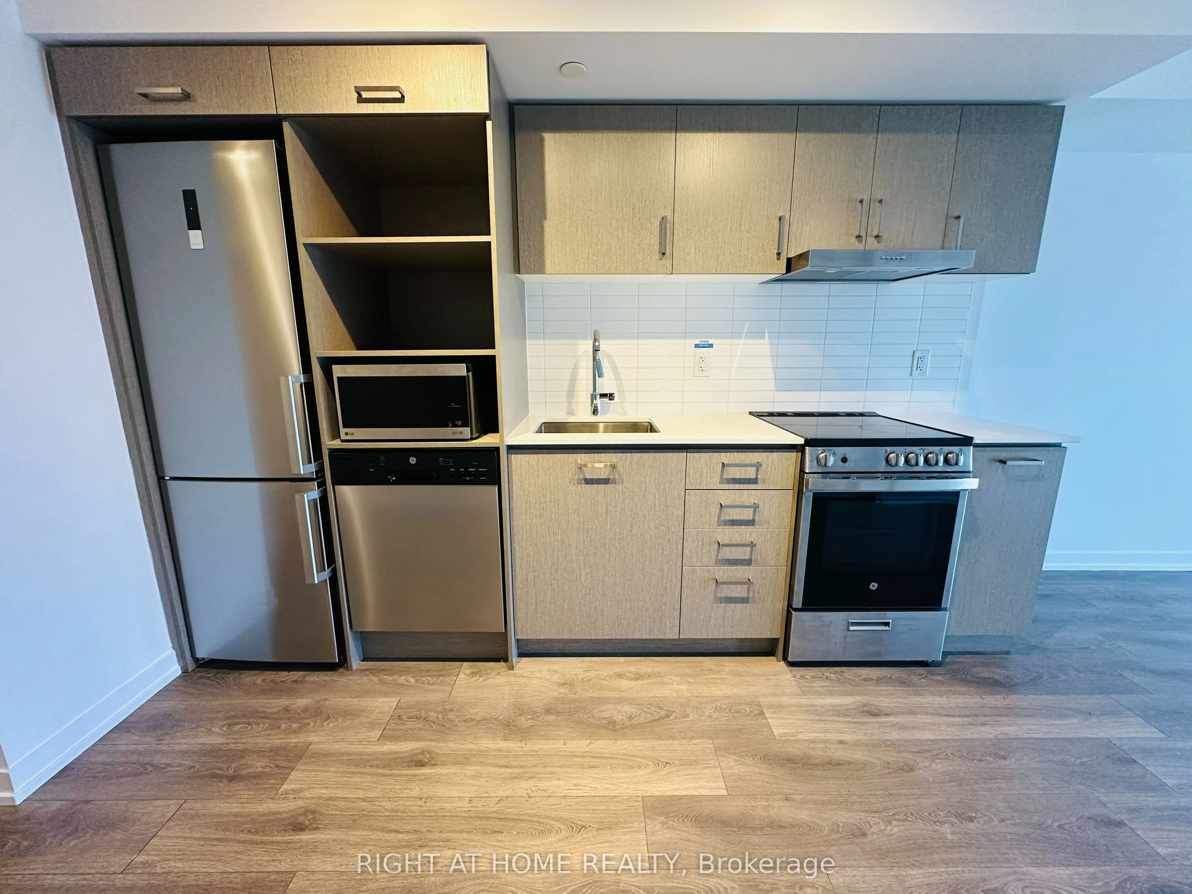 219 Dundas Street E, #809