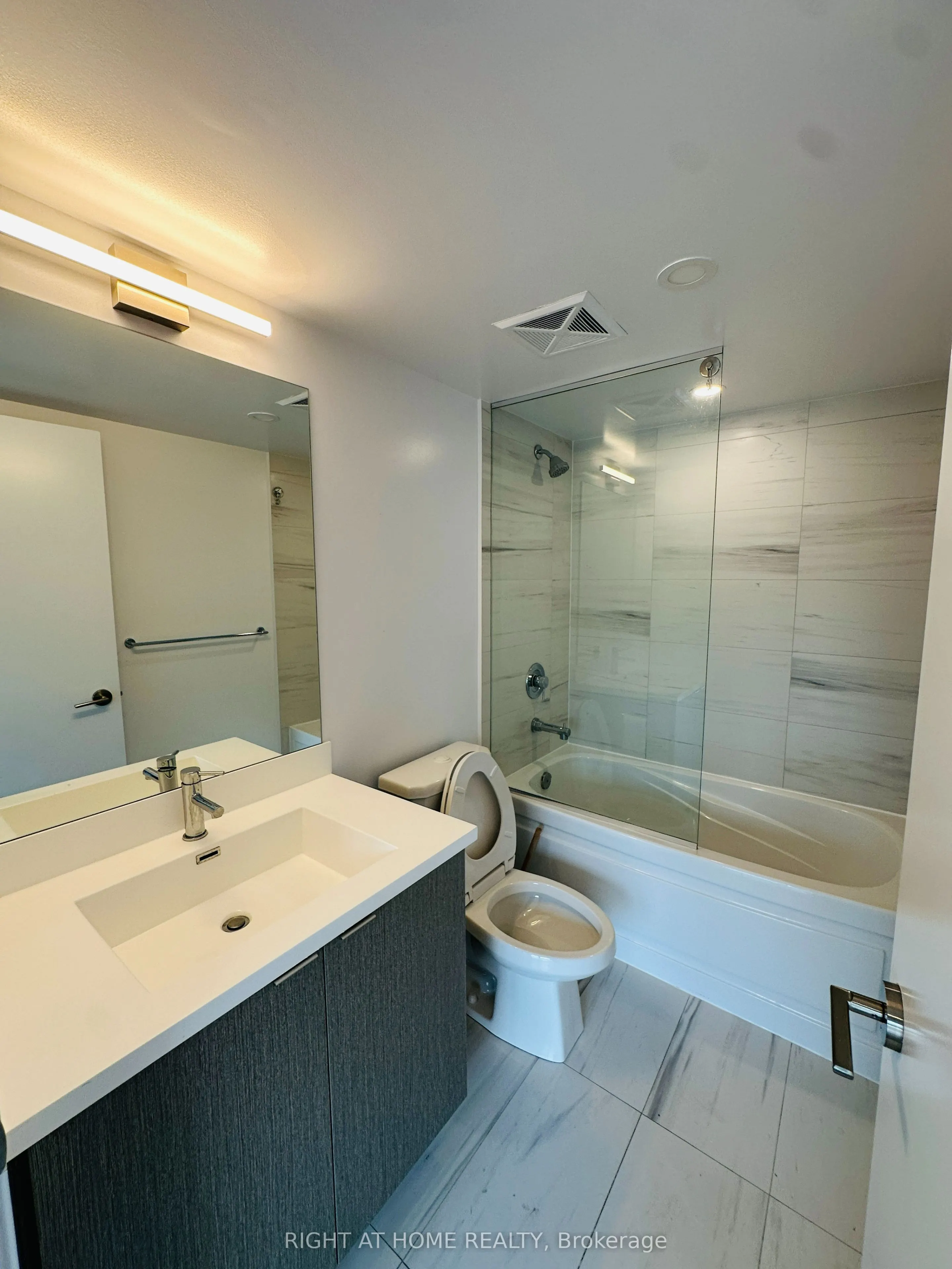 219 Dundas Street E, #809