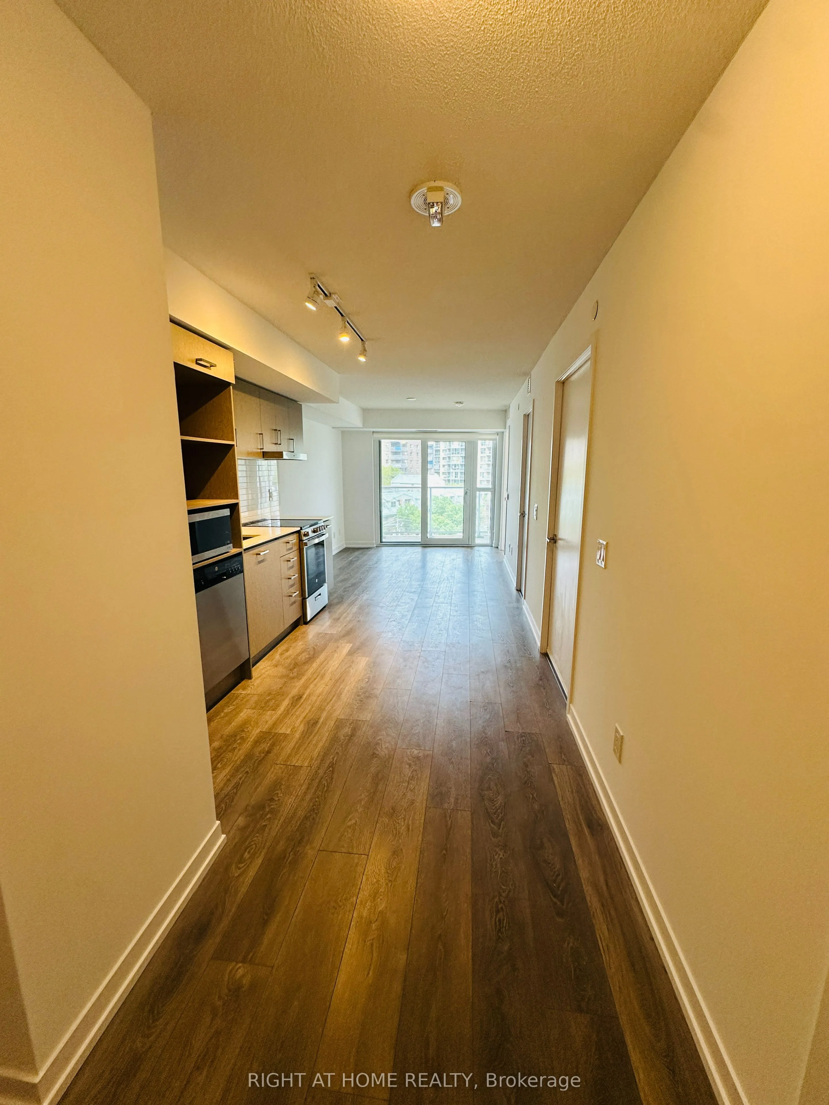 219 Dundas Street E, #809