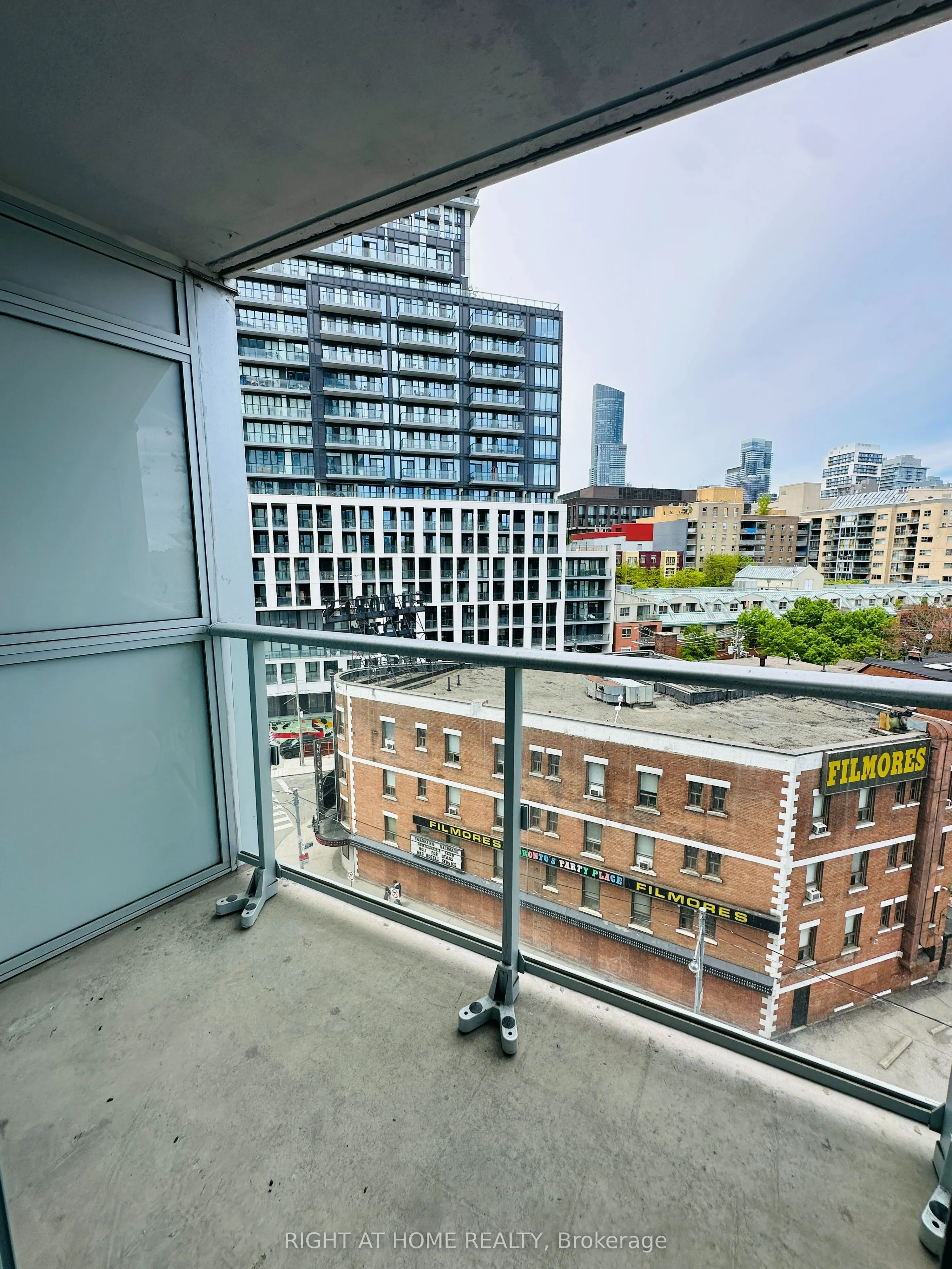 219 Dundas Street E, #809