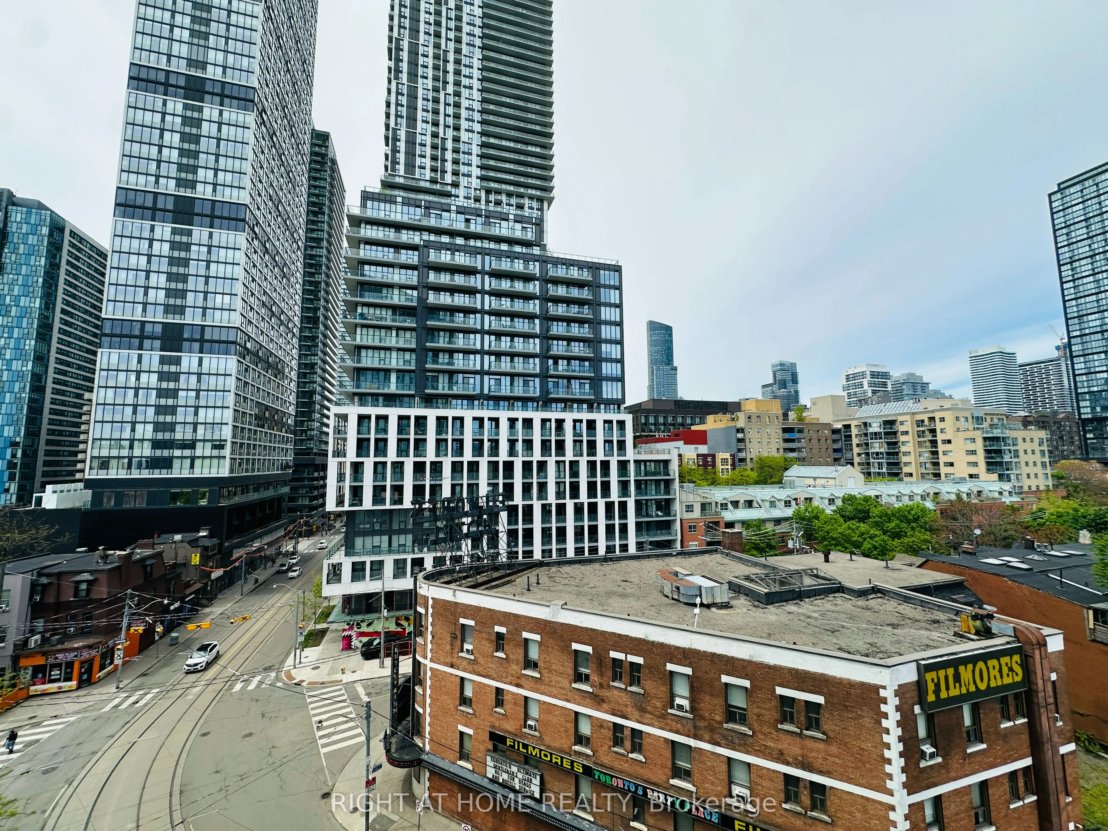 219 Dundas Street E, #809