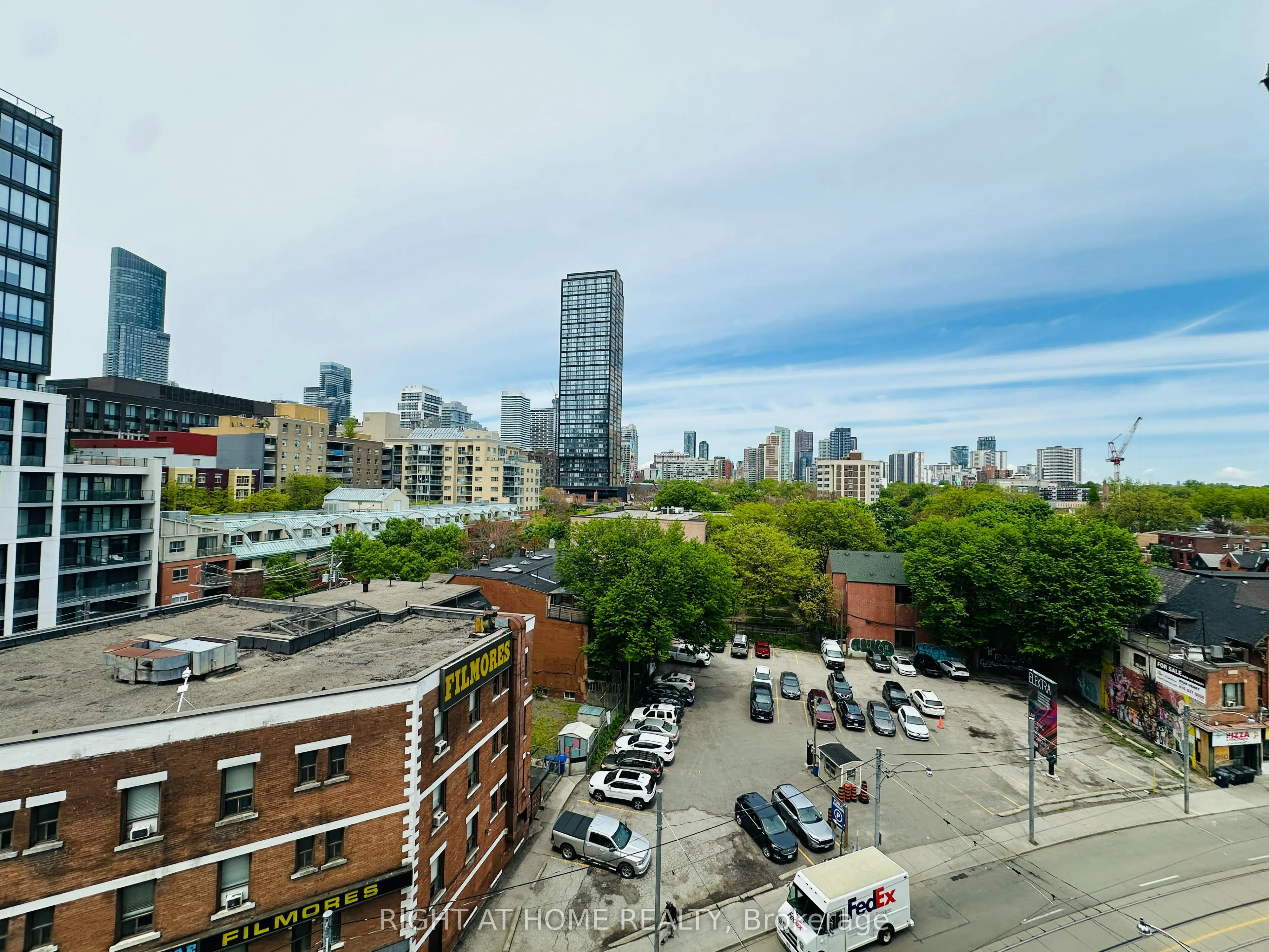 219 Dundas Street E, #809