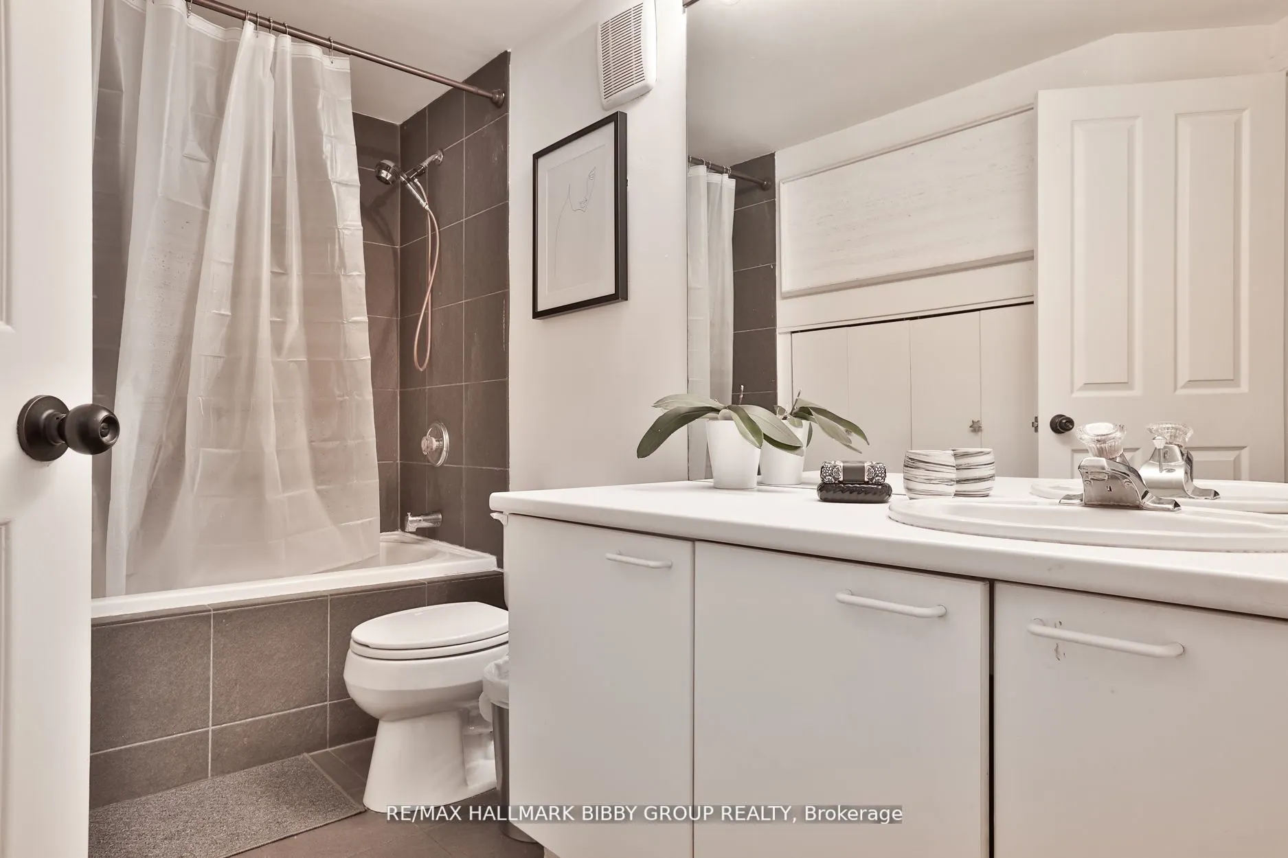 676 Richmond Street W, #101