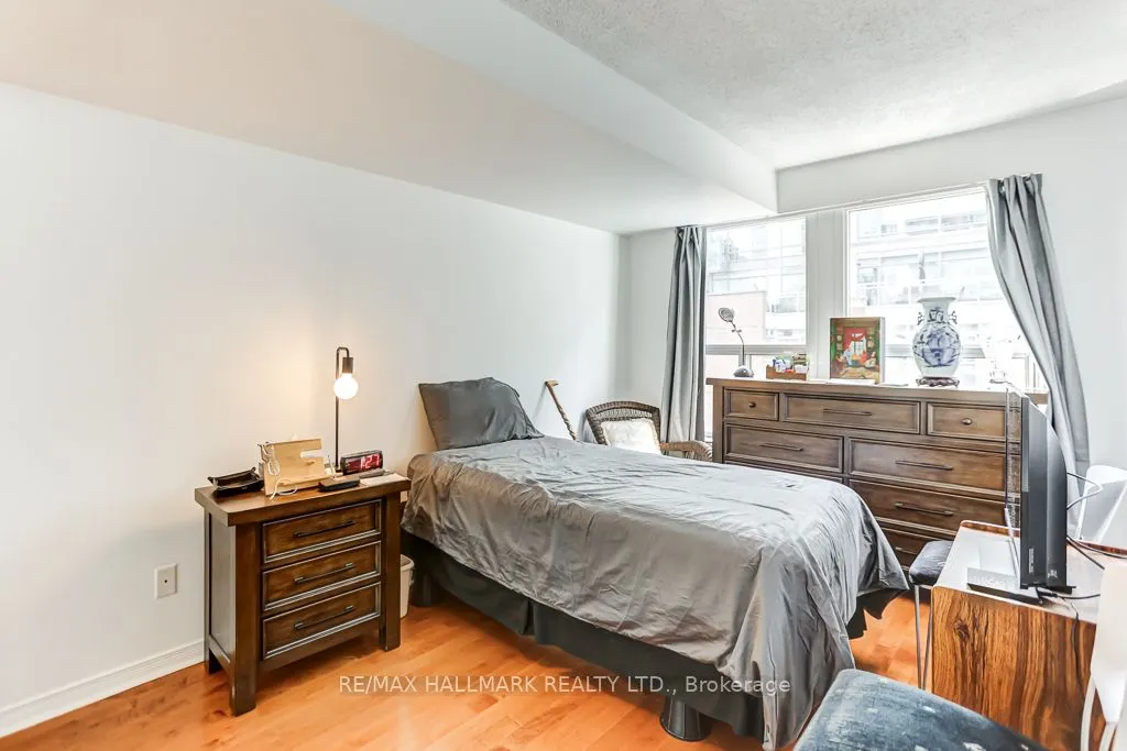 230 King Street E, #911