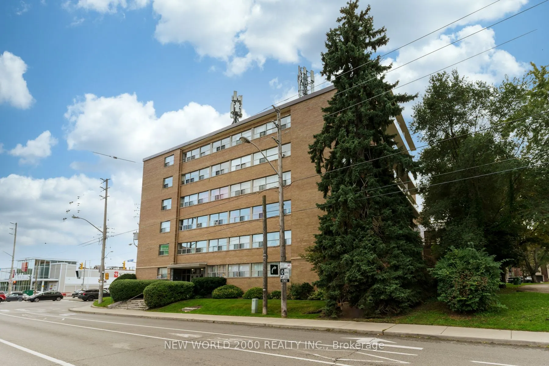 1220 Bayview Avenue, #404