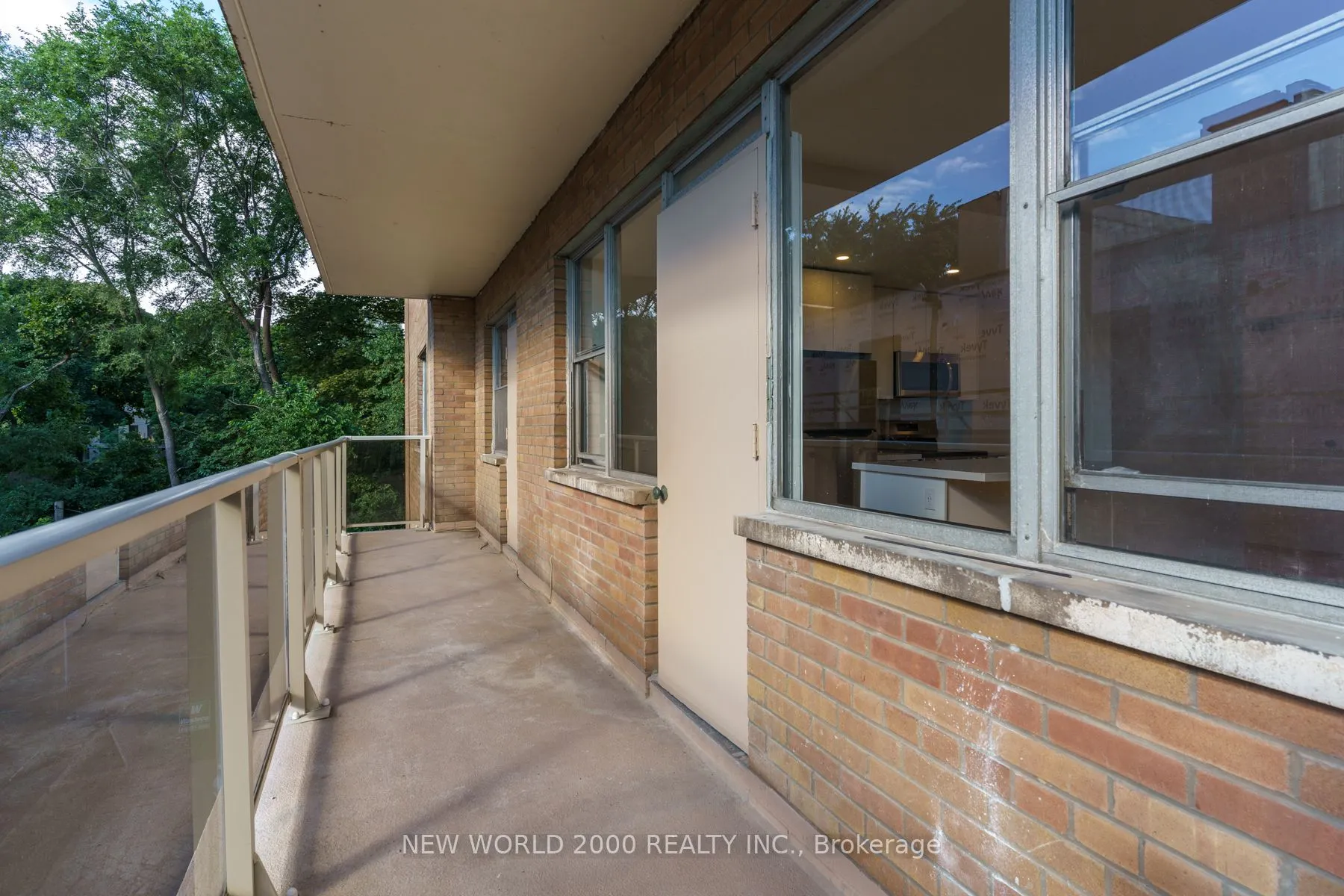 1220 Bayview Avenue, #404