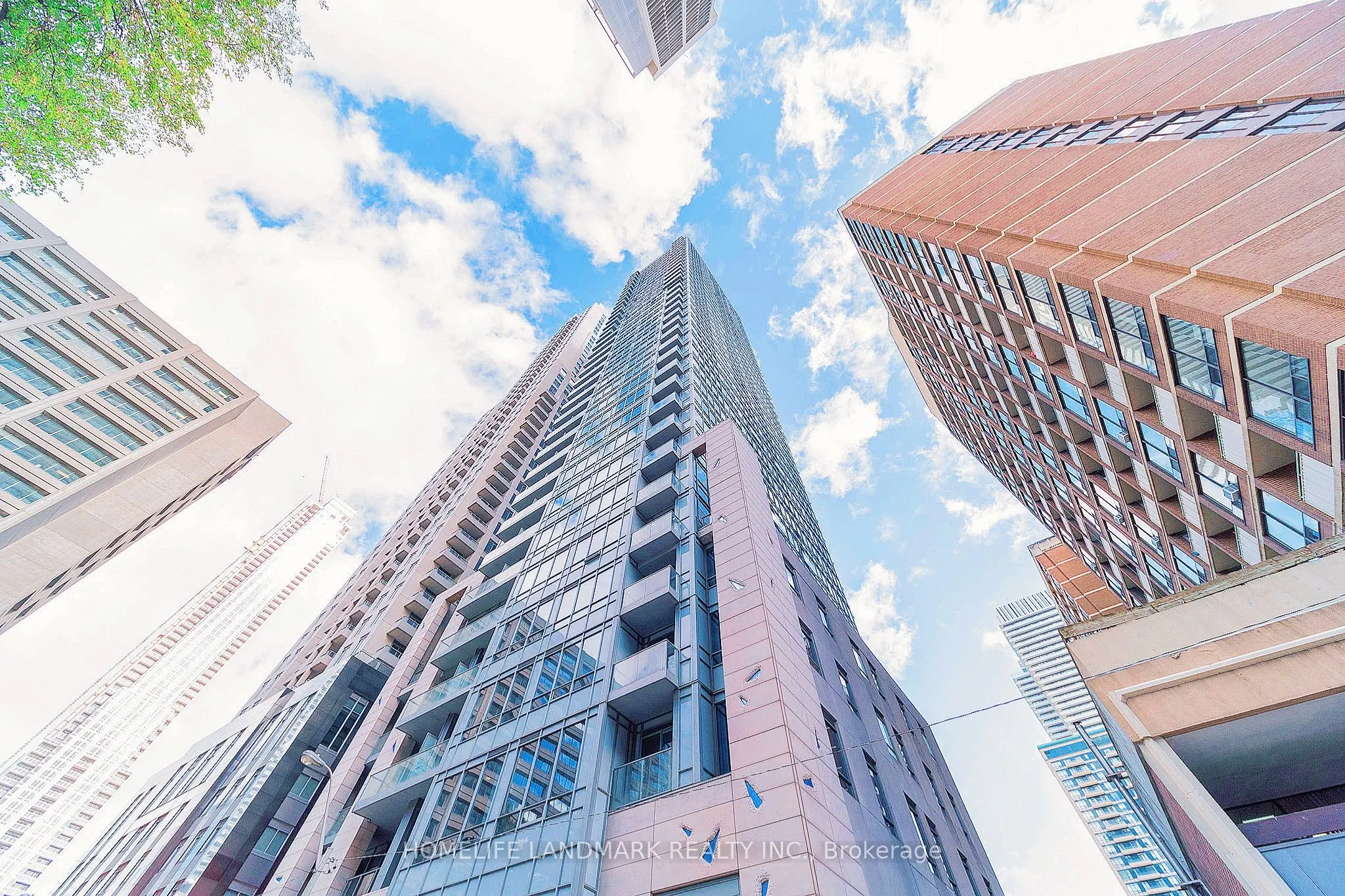 21 Balmuto Street, #3301