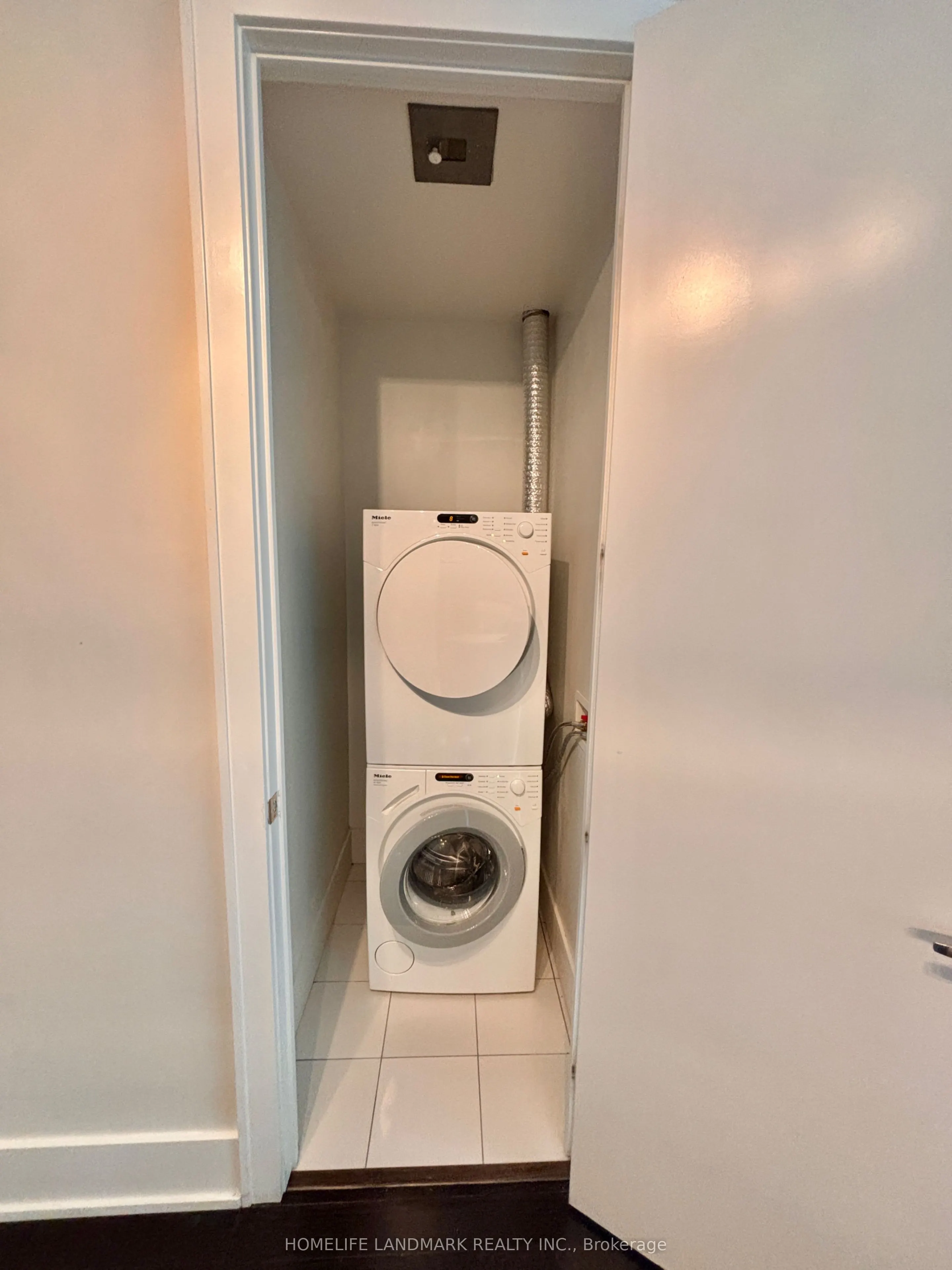 39 Queens Quay E #1029