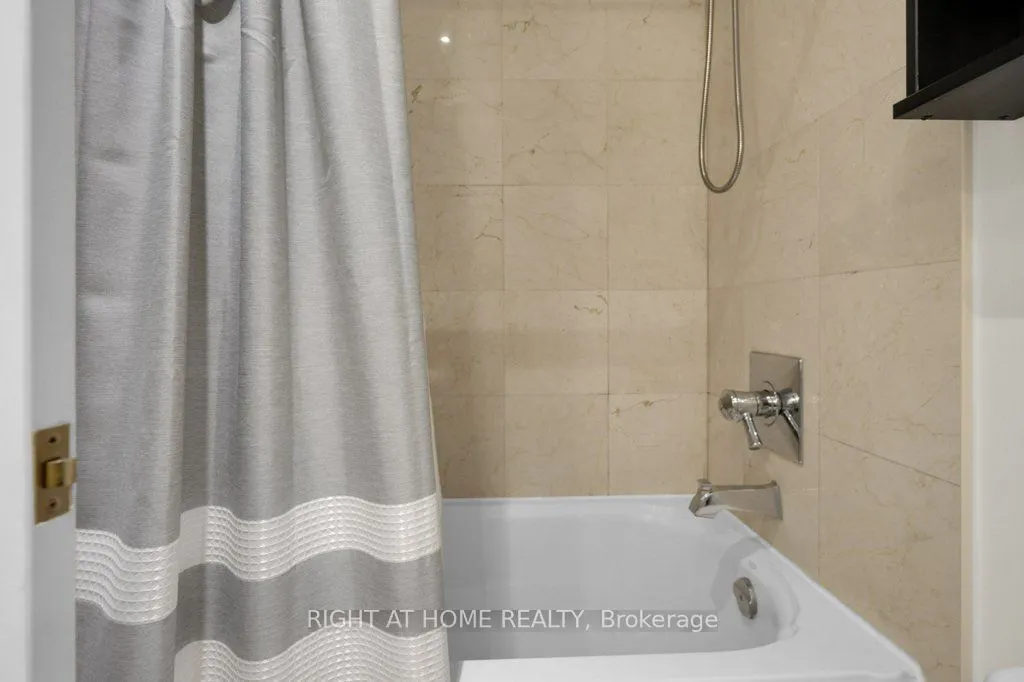 20 Burkebrook Place, #216
