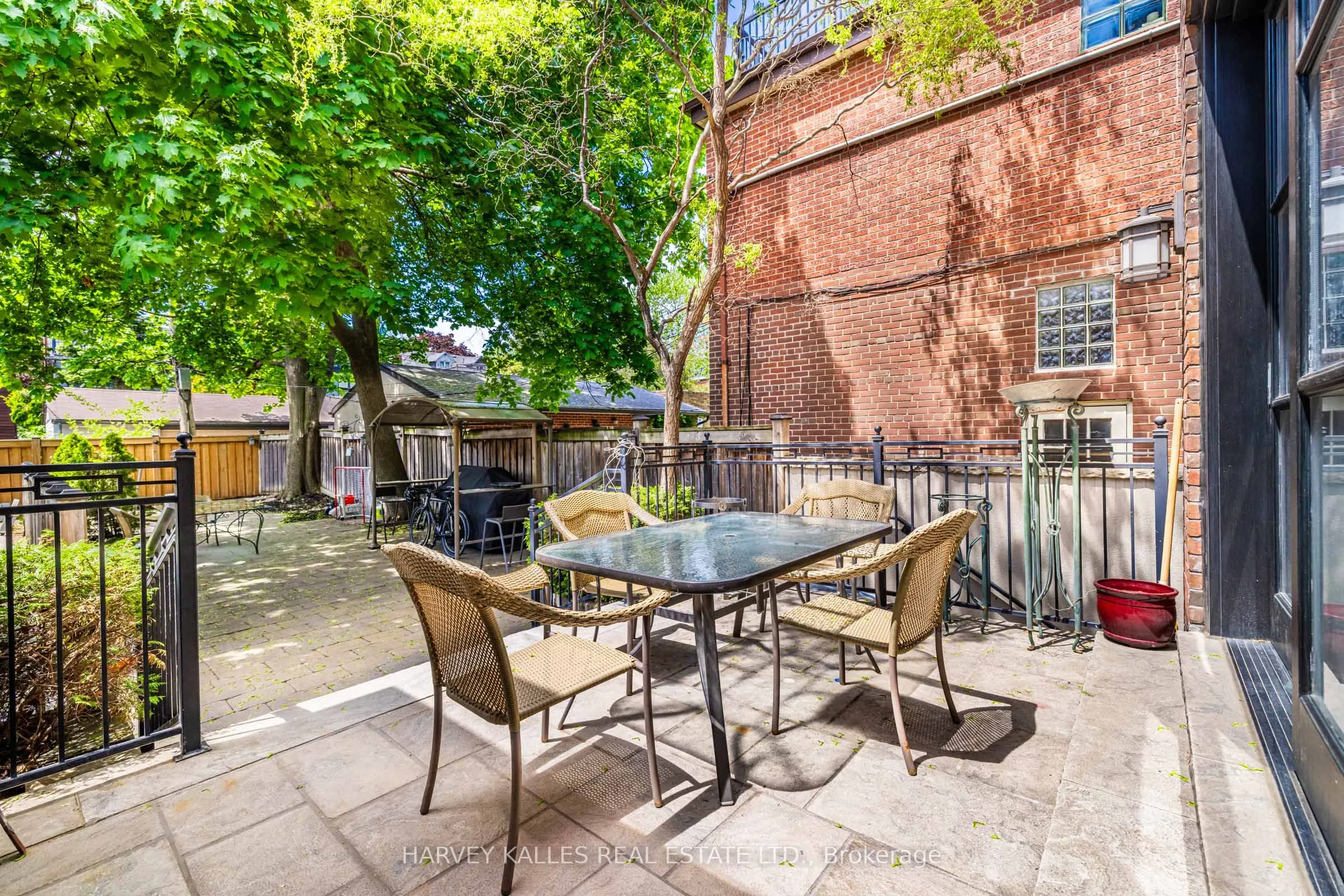 386 Palmerston Boulevard