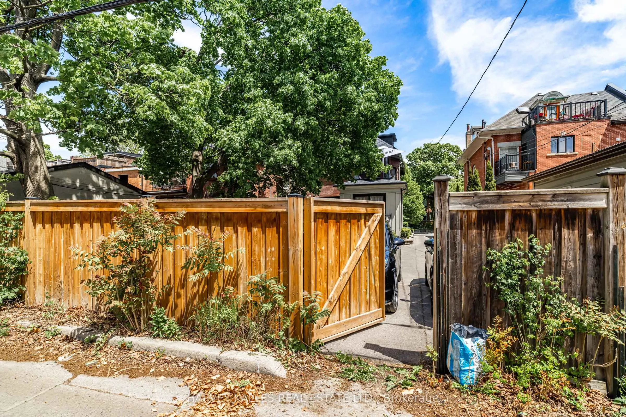 386 Palmerston Boulevard