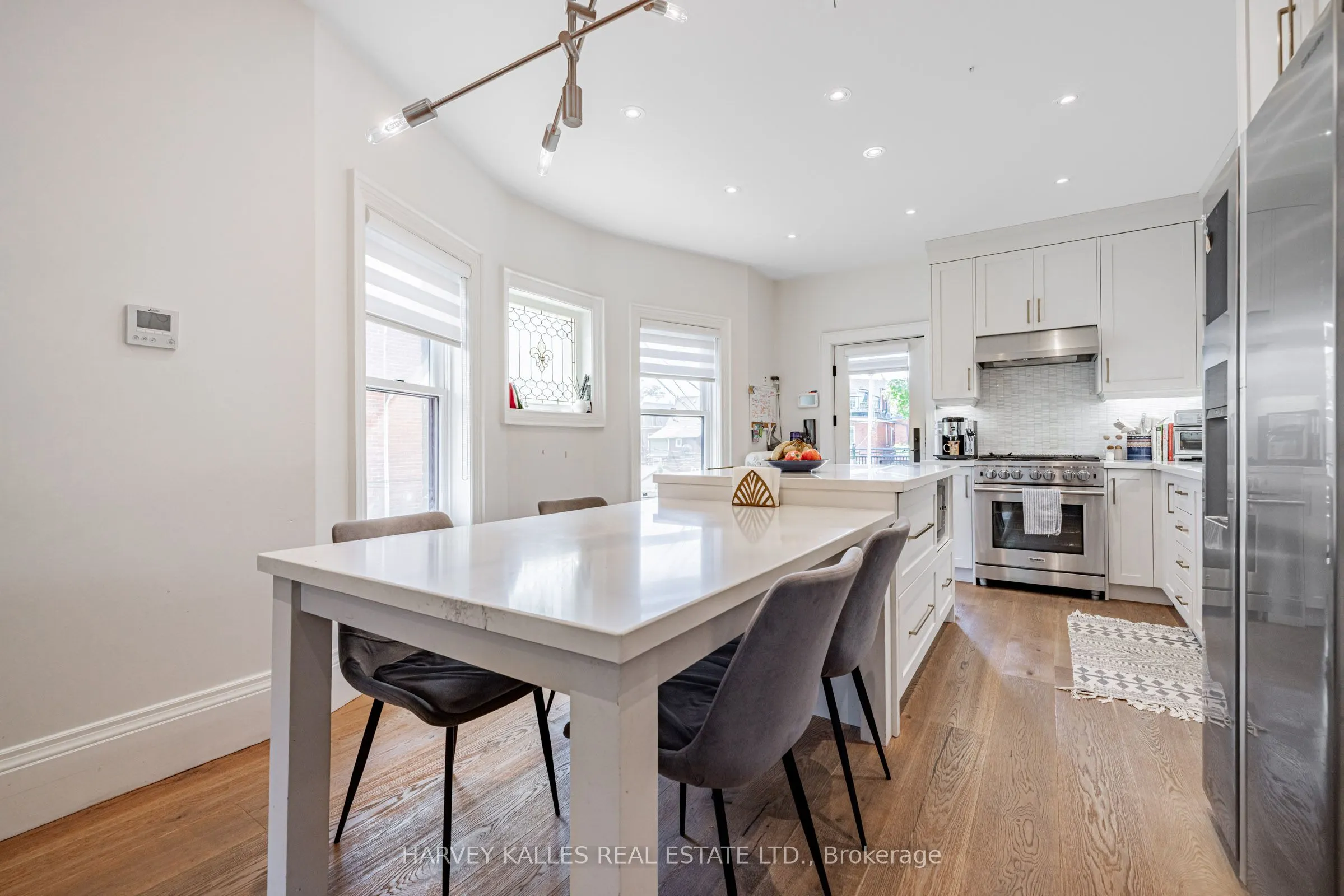 386 Palmerston Boulevard