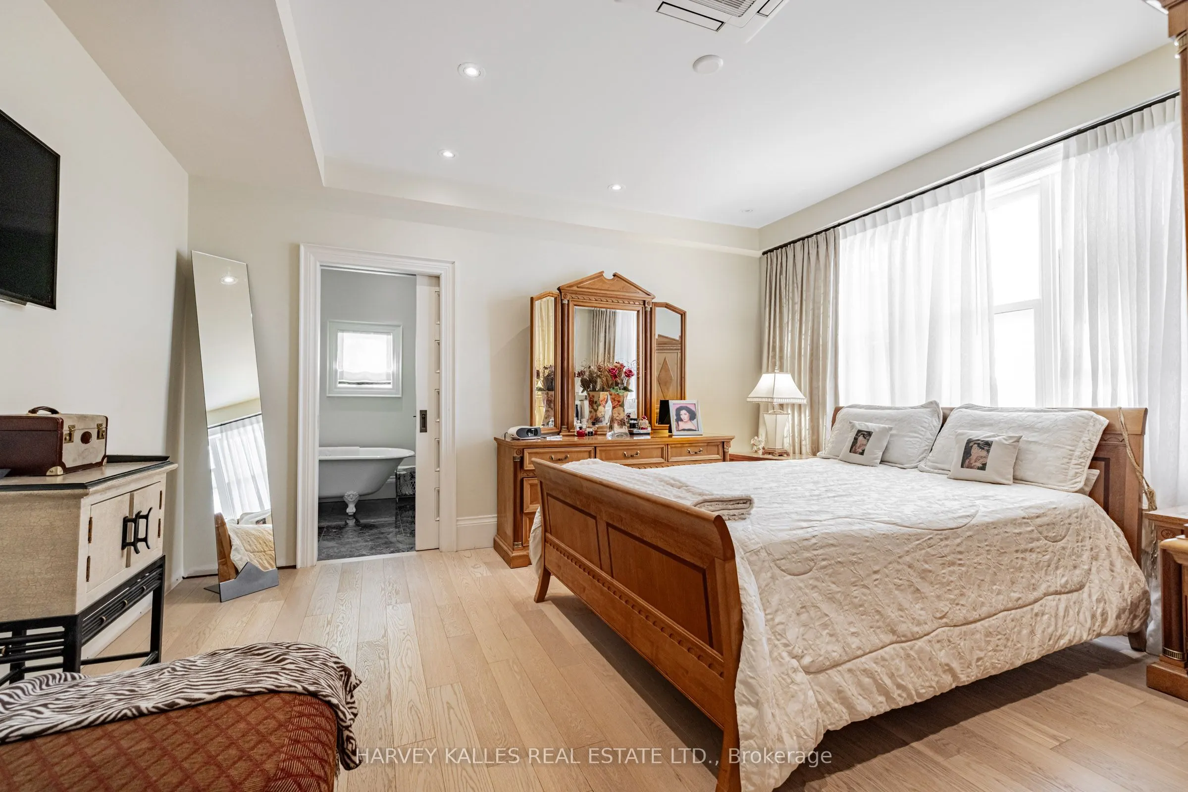 386 Palmerston Boulevard
