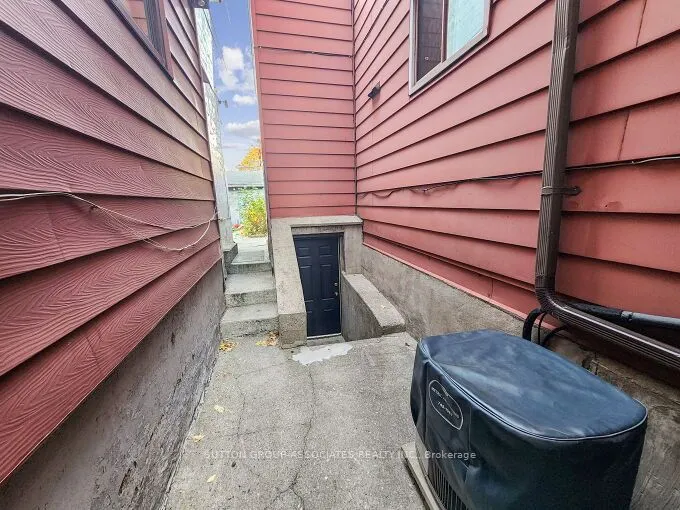 696 Crawford Street