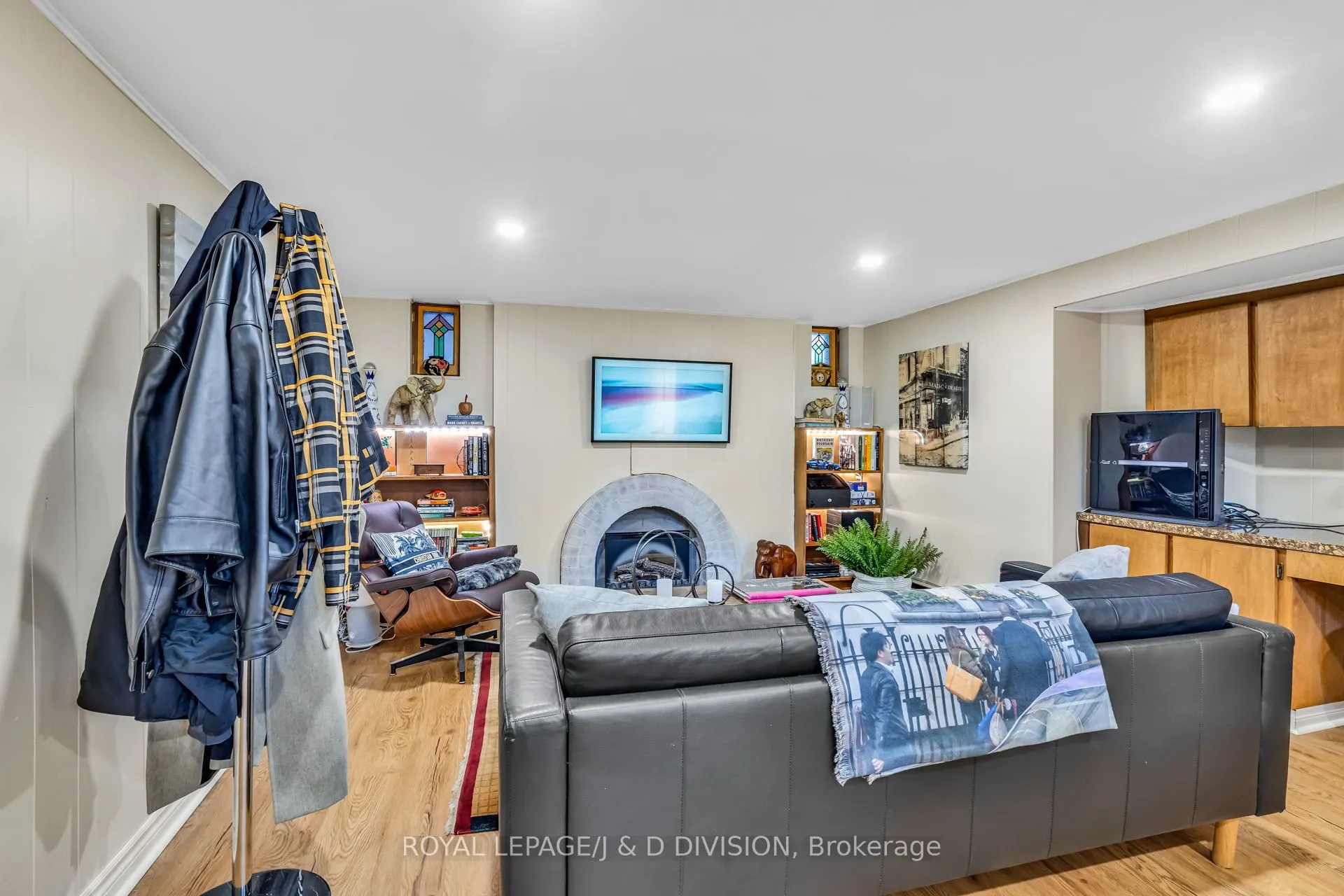 77 College View Avenue