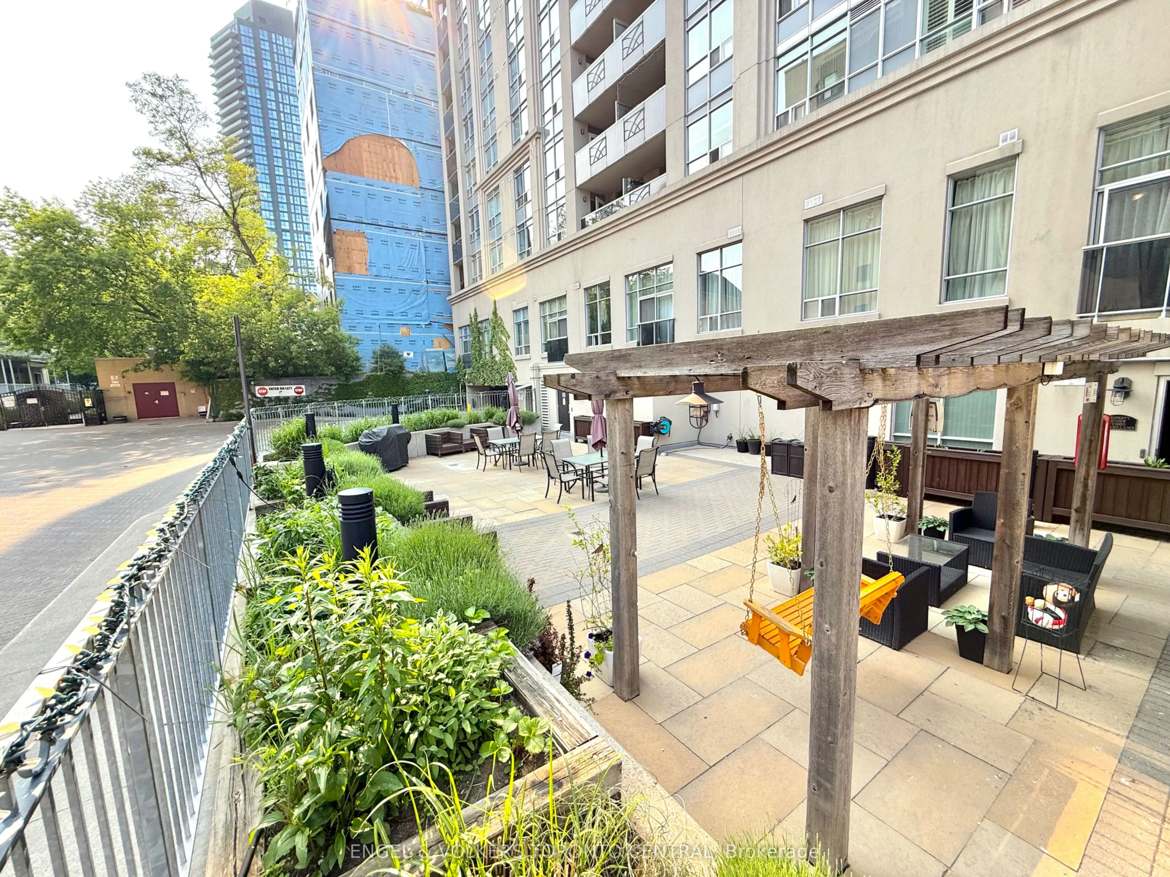 225 Wellesley Street E, #208