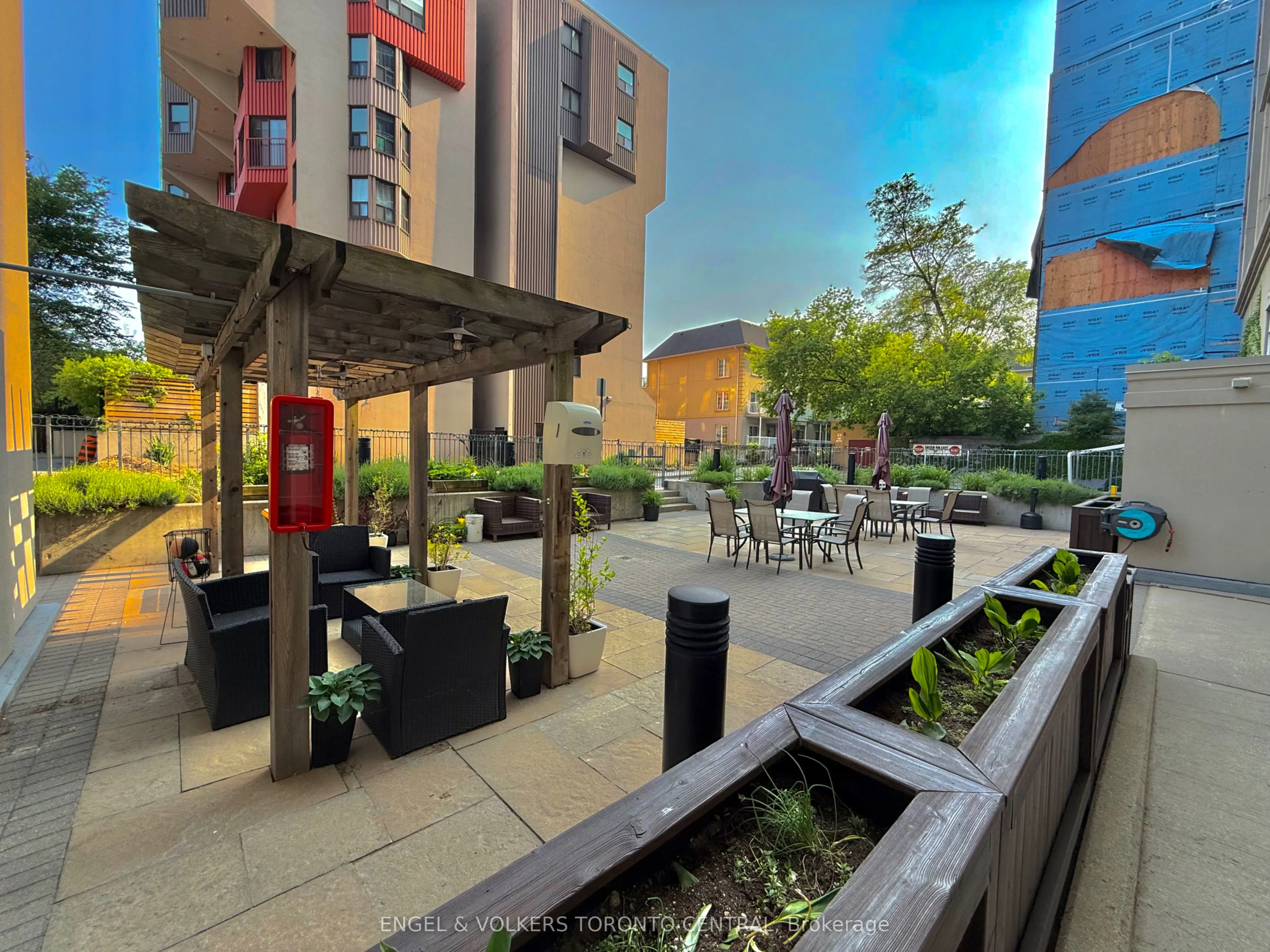 225 Wellesley Street E, #208