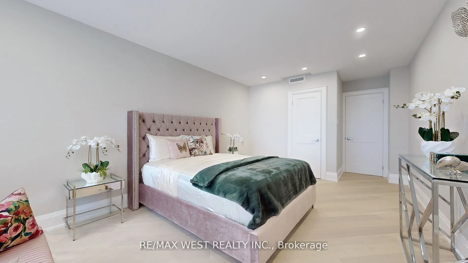 900 Yonge Street, #1403