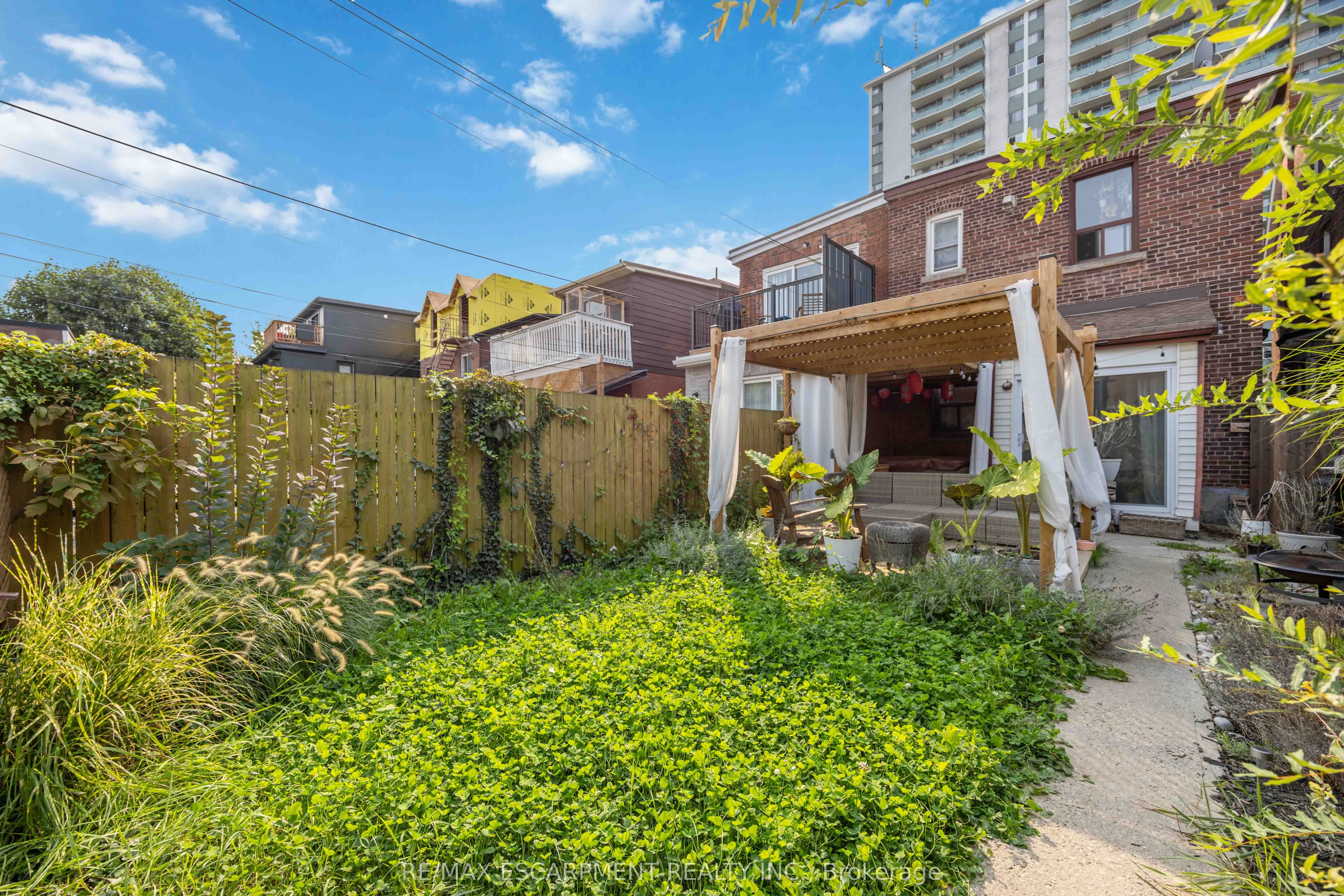 689 Dovercourt Road