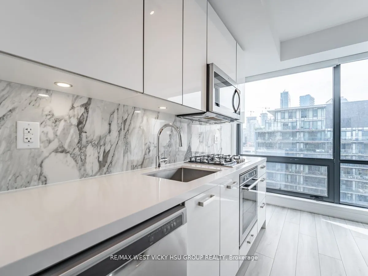 458 Richmond Street W, #806